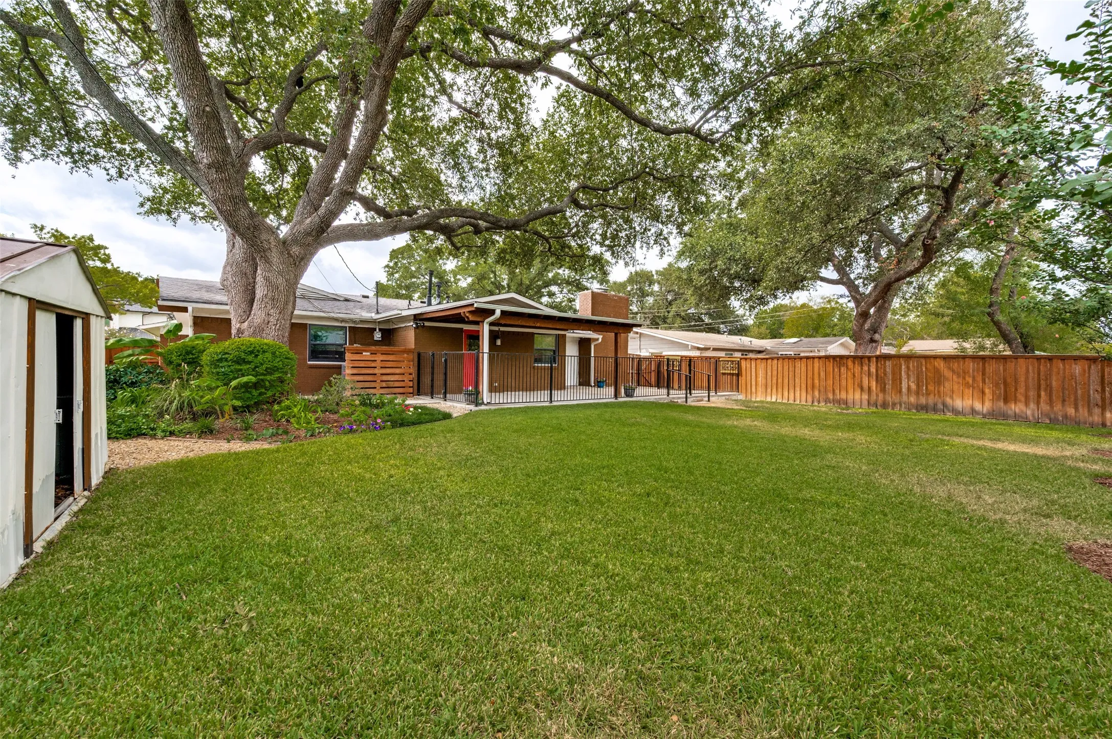 Single Family Residence For Sale in Dallas County , 3259 Saint Croix Drive, Dallas, Texas 75229, 3 Bedroom, 2 Bathroom, 2 Garage spaces, 1,751 Sqft, built in 1960, mls#21396115, Real Estate Agent in Dallas, Homes For Sale in Dallas county, Homes For Sale in Dallas, Realtor in Dallas Texas, Real Estate Brokerage Independent Realty Texas, Luminita Cordes Realtor
