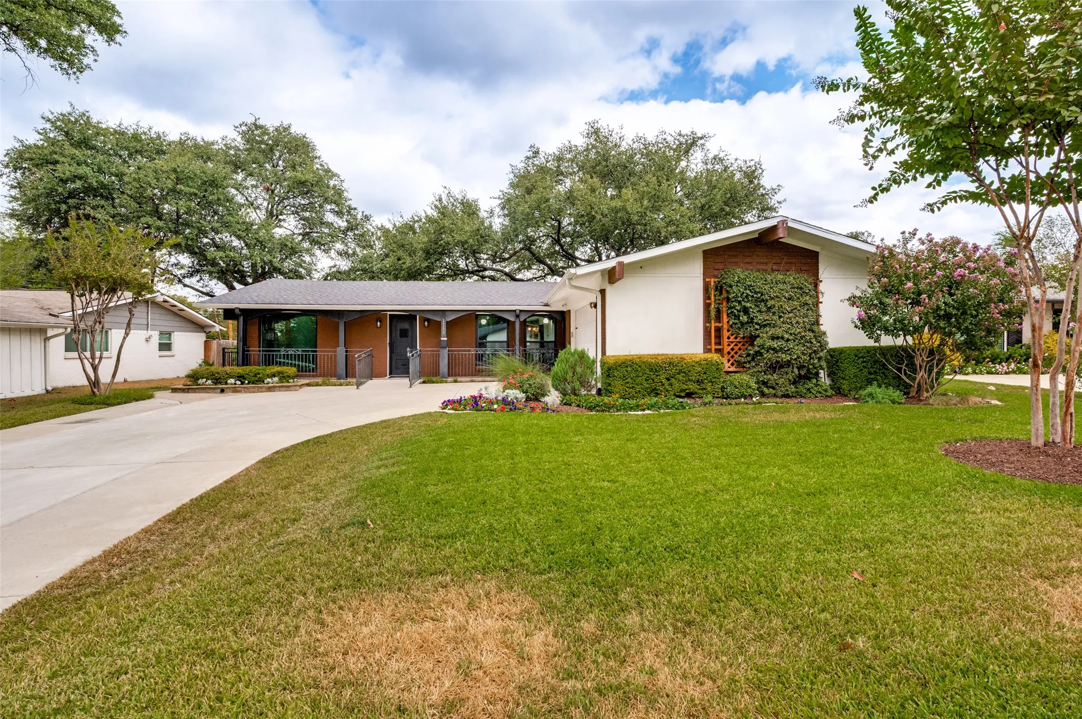 Single Family Residence For Sale in Dallas County , 3259 Saint Croix Drive, Dallas, Texas 75229, 3 Bedroom, 2 Bathroom, 2 Garage spaces, 1,751 Sqft, built in 1960, mls#21396115, Real Estate Agent in Dallas, Homes For Sale in Dallas county, Homes For Sale in Dallas, Realtor in Dallas Texas, Real Estate Brokerage Independent Realty Texas, Luminita Cordes Realtor