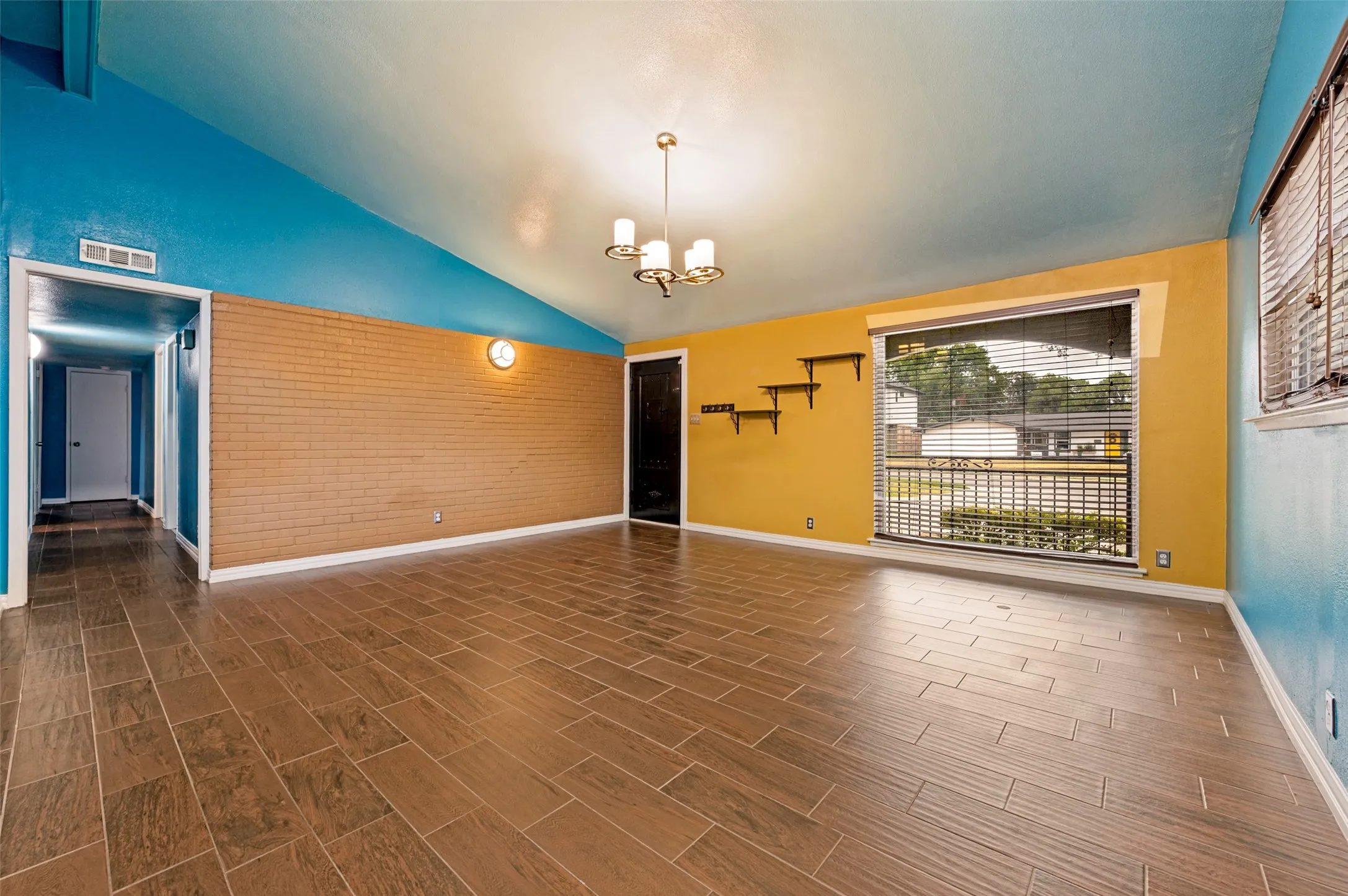 Single Family Residence For Sale in Dallas County , 3259 Saint Croix Drive, Dallas, Texas 75229, 3 Bedroom, 2 Bathroom, 2 Garage spaces, 1,751 Sqft, built in 1960, mls#21396115, Real Estate Agent in Dallas, Homes For Sale in Dallas county, Homes For Sale in Dallas, Realtor in Dallas Texas, Real Estate Brokerage Independent Realty Texas, Luminita Cordes Realtor