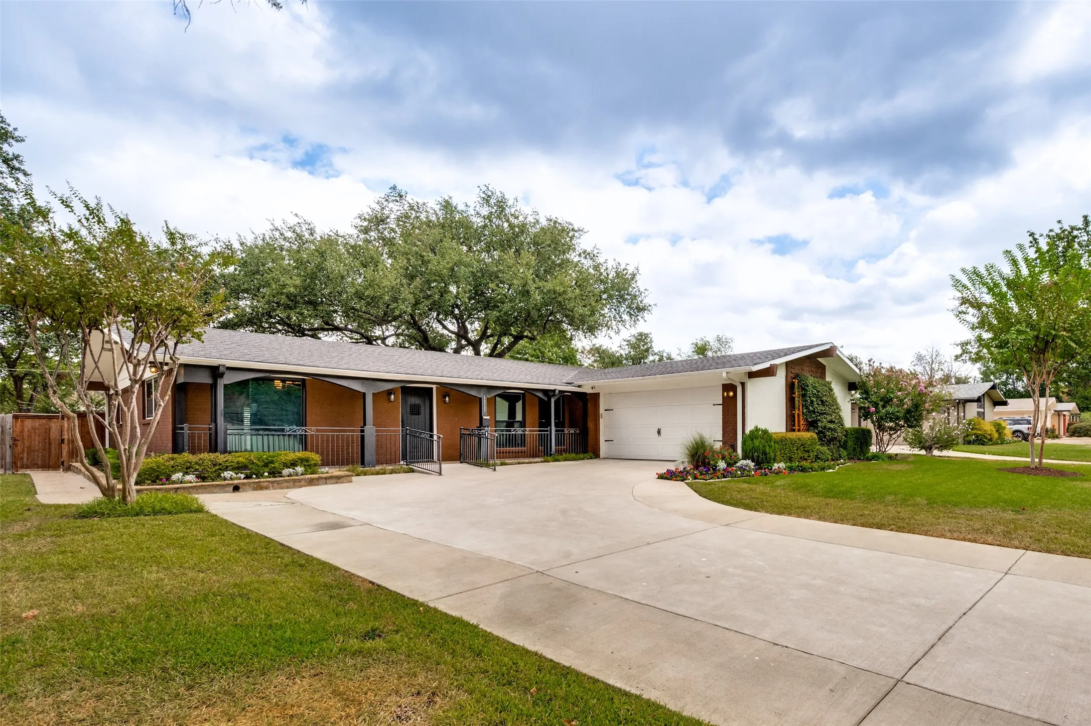 Single Family Residence For Sale in Dallas County , 3259 Saint Croix Drive, Dallas, Texas 75229, 3 Bedroom, 2 Bathroom, 2 Garage spaces, 1,751 Sqft, built in 1960, mls#21396115, Real Estate Agent in Dallas, Homes For Sale in Dallas county, Homes For Sale in Dallas, Realtor in Dallas Texas, Real Estate Brokerage Independent Realty Texas, Luminita Cordes Realtor