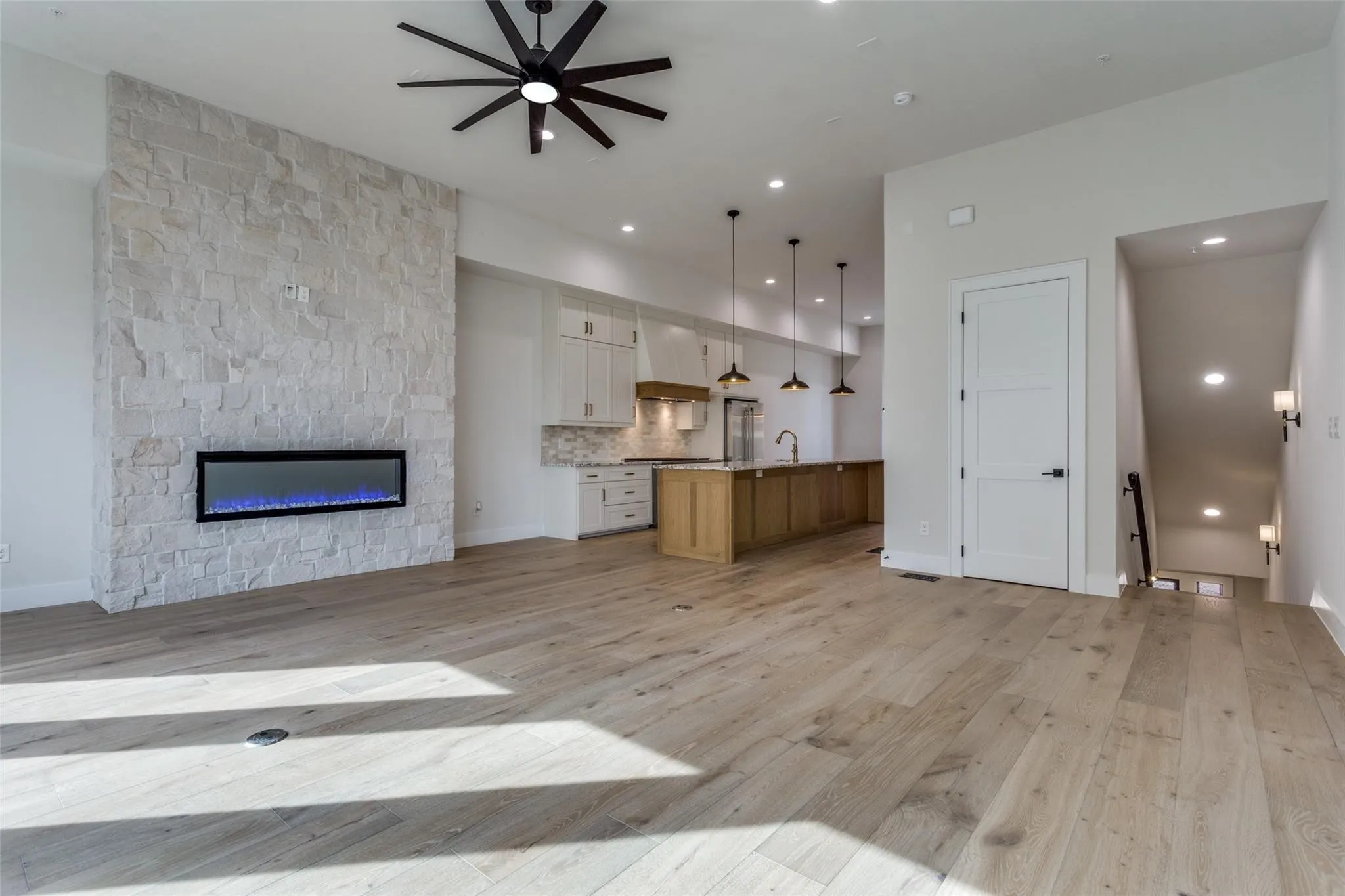 Condominium For Sale in Tarrant County , 250 E Dallas Street 114, Grapevine, Texas 76051, 3 Bedroom, 4 Bathroom, 2 Garage spaces, 2,638 Sqft, built in 2026, mls#21397324, Real Estate Agent in Grapevine, Homes For Sale in Tarrant county, Homes For Sale in Grapevine, Realtor in Grapevine Texas, Real Estate Brokerage Independent Realty Texas, Luminita Cordes Realtor