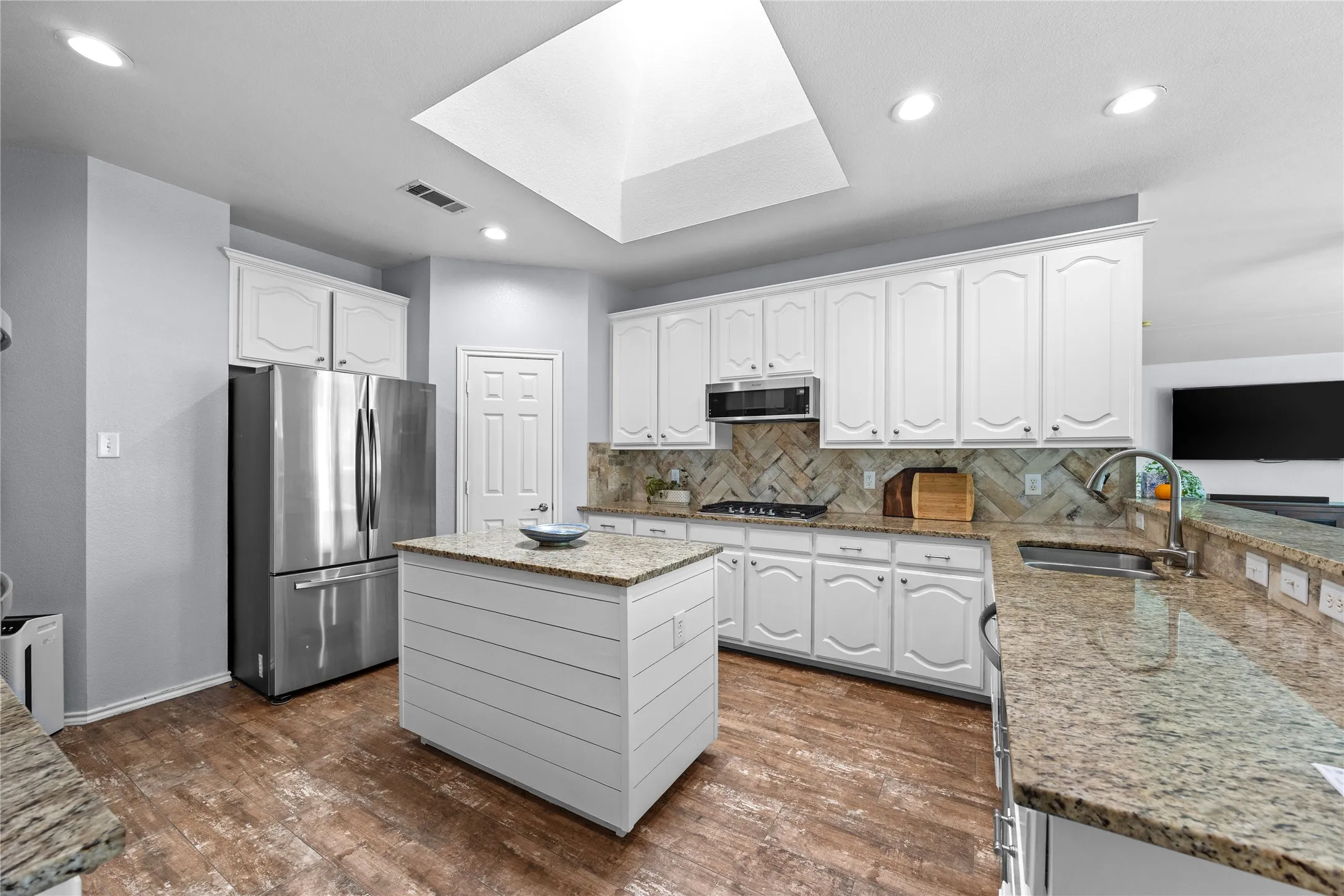 Single Family Residence For Sale in Denton County , 2402 Mallory Drive, Corinth, Texas 76210, 4 Bedroom, 3 Bathroom, 2 Garage spaces, 2,817 Sqft, built in 2004, mls#21398066, Real Estate Agent in Corinth, Homes For Sale in Denton county, Homes For Sale in Corinth, Realtor in Corinth Texas, Real Estate Brokerage Independent Realty Texas, Luminita Cordes Realtor
