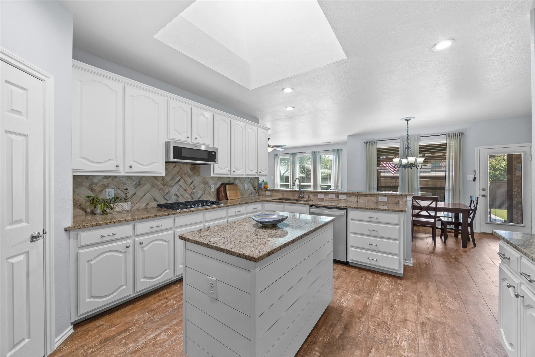 Single Family Residence For Sale in Denton County , 2402 Mallory Drive, Corinth, Texas 76210, 4 Bedroom, 3 Bathroom, 2 Garage spaces, 2,817 Sqft, built in 2004, mls#21398066, Real Estate Agent in Corinth, Homes For Sale in Denton county, Homes For Sale in Corinth, Realtor in Corinth Texas, Real Estate Brokerage Independent Realty Texas, Luminita Cordes Realtor