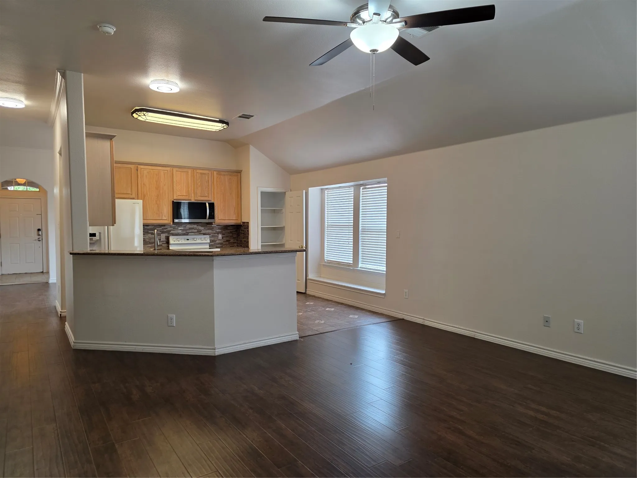 Single Family Residence For Sale in Tarrant County , 601 Crestview Court, Saginaw, Texas 76179, 3 Bedroom, 2 Bathroom, 2 Garage spaces, 1,860 Sqft, built in 2003, mls#21397593, Real Estate Agent in Saginaw, Homes For Sale in Tarrant county, Homes For Sale in Saginaw, Realtor in Saginaw Texas, Real Estate Brokerage Independent Realty Texas, Luminita Cordes Realtor
