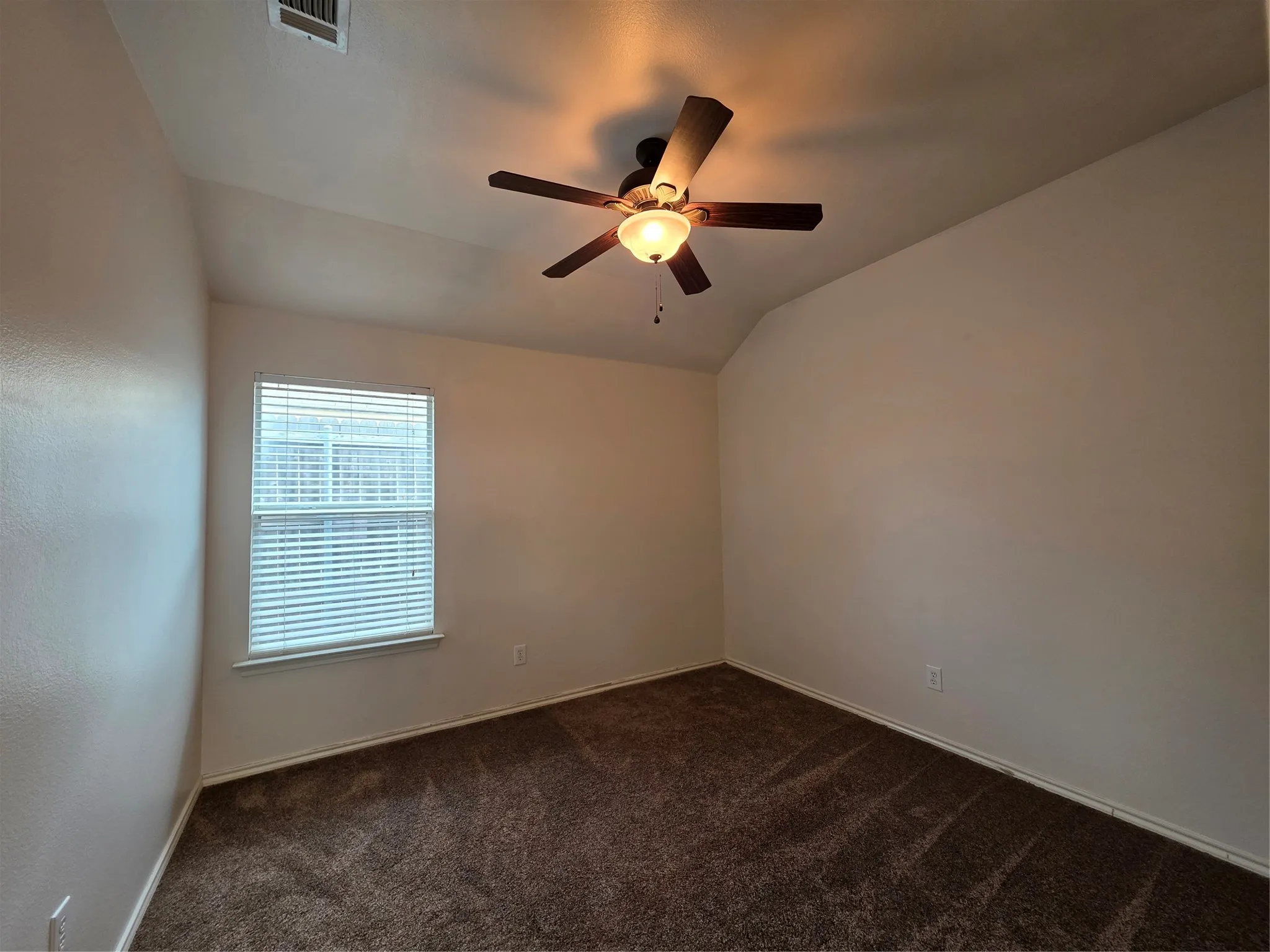 Single Family Residence For Sale in Tarrant County , 601 Crestview Court, Saginaw, Texas 76179, 3 Bedroom, 2 Bathroom, 2 Garage spaces, 1,860 Sqft, built in 2003, mls#21397593, Real Estate Agent in Saginaw, Homes For Sale in Tarrant county, Homes For Sale in Saginaw, Realtor in Saginaw Texas, Real Estate Brokerage Independent Realty Texas, Luminita Cordes Realtor
