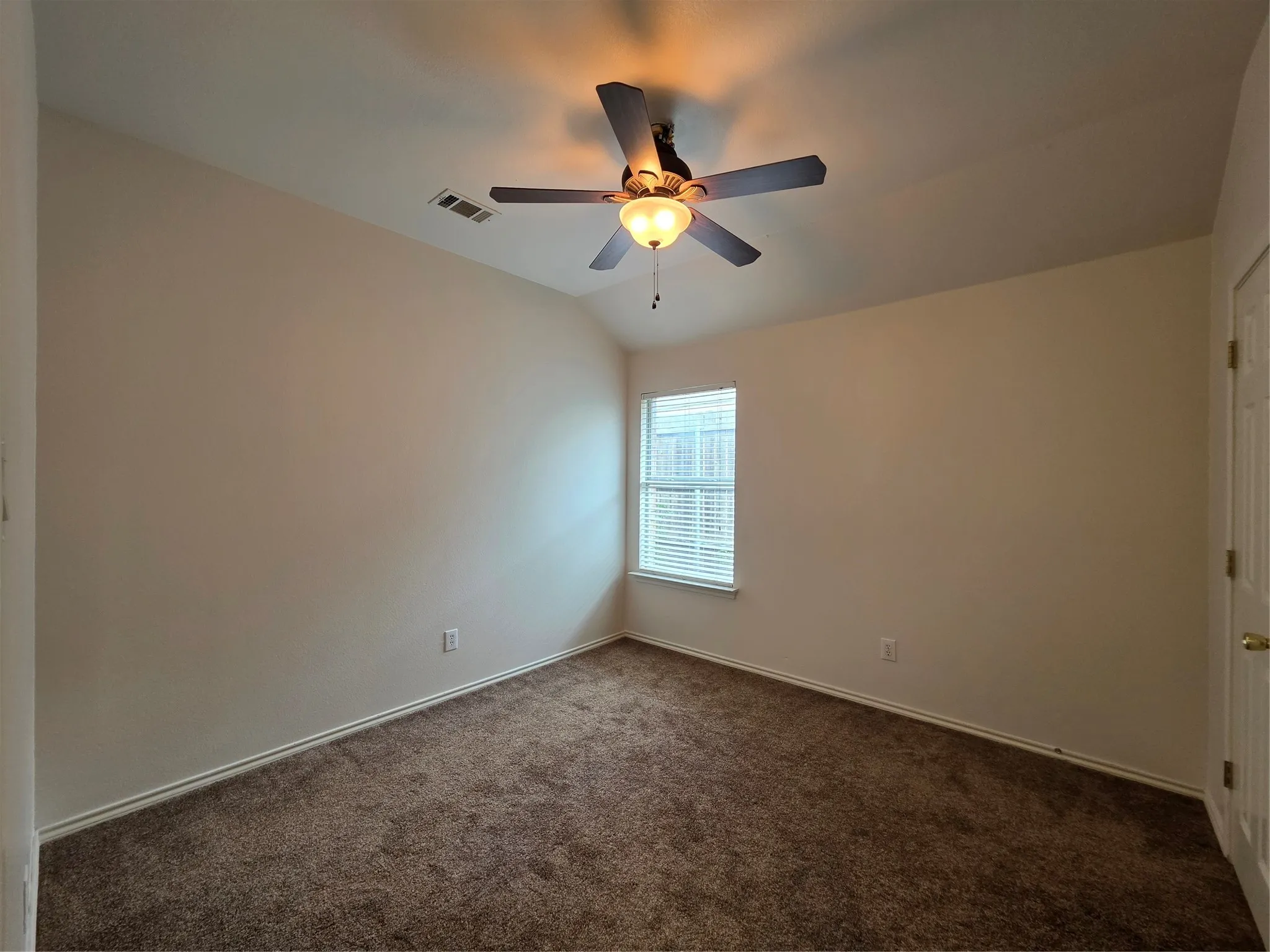 Single Family Residence For Sale in Tarrant County , 601 Crestview Court, Saginaw, Texas 76179, 3 Bedroom, 2 Bathroom, 2 Garage spaces, 1,860 Sqft, built in 2003, mls#21397593, Real Estate Agent in Saginaw, Homes For Sale in Tarrant county, Homes For Sale in Saginaw, Realtor in Saginaw Texas, Real Estate Brokerage Independent Realty Texas, Luminita Cordes Realtor