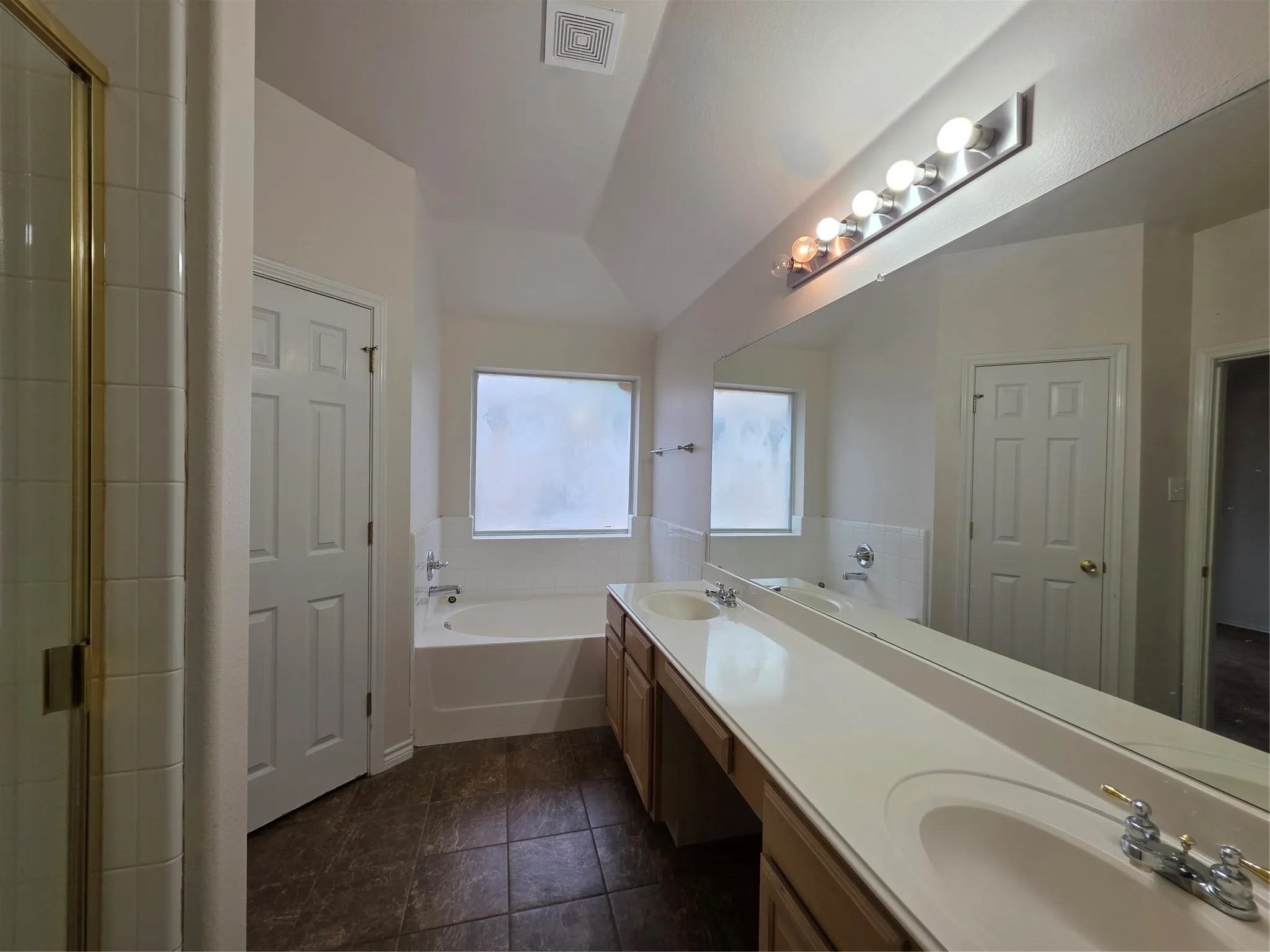 Single Family Residence For Sale in Tarrant County , 601 Crestview Court, Saginaw, Texas 76179, 3 Bedroom, 2 Bathroom, 2 Garage spaces, 1,860 Sqft, built in 2003, mls#21397593, Real Estate Agent in Saginaw, Homes For Sale in Tarrant county, Homes For Sale in Saginaw, Realtor in Saginaw Texas, Real Estate Brokerage Independent Realty Texas, Luminita Cordes Realtor