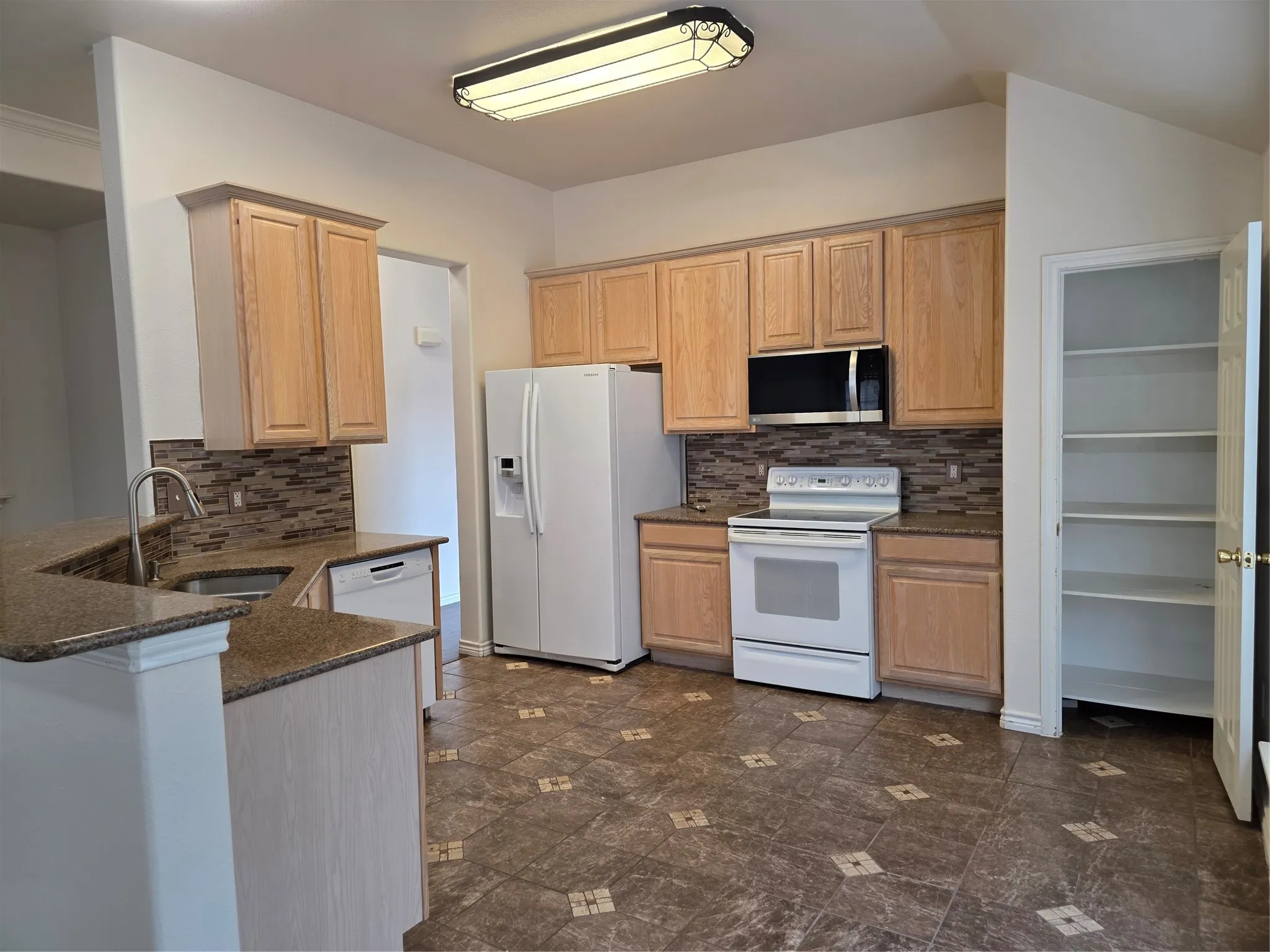 Single Family Residence For Sale in Tarrant County , 601 Crestview Court, Saginaw, Texas 76179, 3 Bedroom, 2 Bathroom, 2 Garage spaces, 1,860 Sqft, built in 2003, mls#21397593, Real Estate Agent in Saginaw, Homes For Sale in Tarrant county, Homes For Sale in Saginaw, Realtor in Saginaw Texas, Real Estate Brokerage Independent Realty Texas, Luminita Cordes Realtor