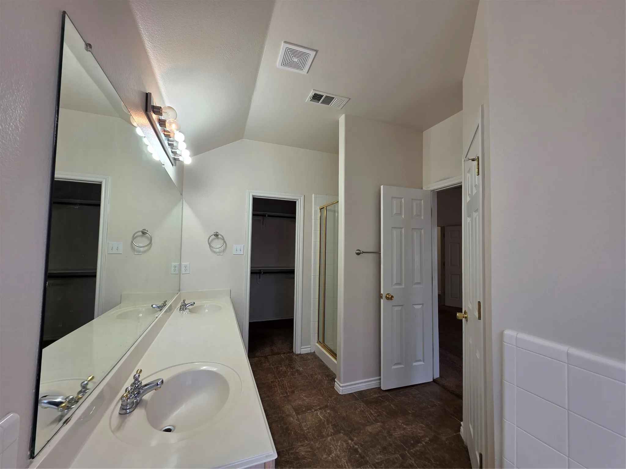 Single Family Residence For Sale in Tarrant County , 601 Crestview Court, Saginaw, Texas 76179, 3 Bedroom, 2 Bathroom, 2 Garage spaces, 1,860 Sqft, built in 2003, mls#21397593, Real Estate Agent in Saginaw, Homes For Sale in Tarrant county, Homes For Sale in Saginaw, Realtor in Saginaw Texas, Real Estate Brokerage Independent Realty Texas, Luminita Cordes Realtor
