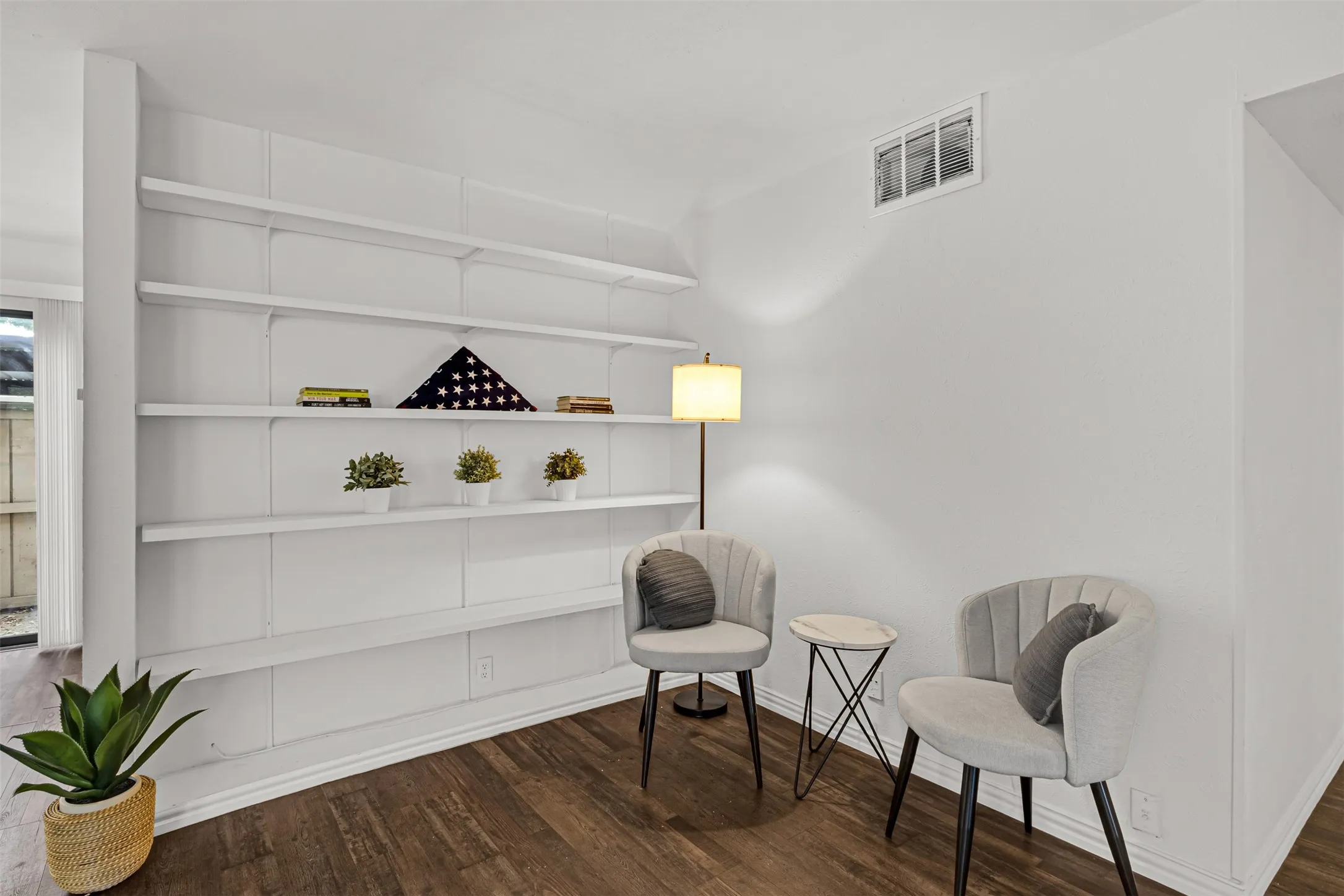 Condominium For Sale in Dallas County , 4933 Skillman Street 147, Dallas, Texas 75206, 2 Bedroom, 2 Bathroom, Garage spaces, 1,146 Sqft, built in 1970, mls#21396552, Real Estate Agent in Dallas, Homes For Sale in Dallas county, Homes For Sale in Dallas, Realtor in Dallas Texas, Real Estate Brokerage Independent Realty Texas, Luminita Cordes Realtor
