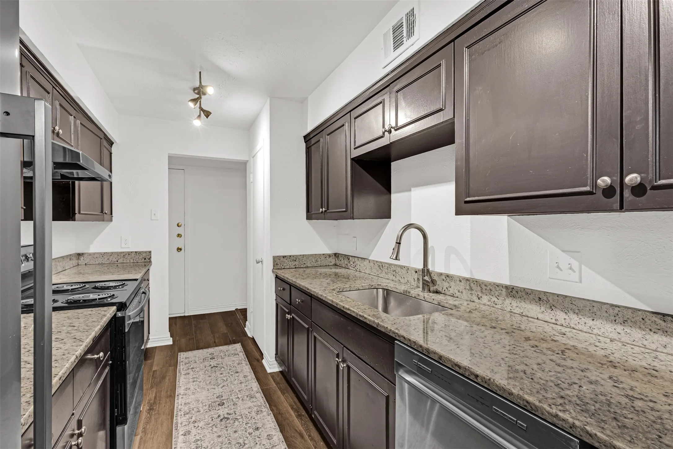 Condominium For Sale in Dallas County , 4933 Skillman Street 147, Dallas, Texas 75206, 2 Bedroom, 2 Bathroom, Garage spaces, 1,146 Sqft, built in 1970, mls#21396552, Real Estate Agent in Dallas, Homes For Sale in Dallas county, Homes For Sale in Dallas, Realtor in Dallas Texas, Real Estate Brokerage Independent Realty Texas, Luminita Cordes Realtor