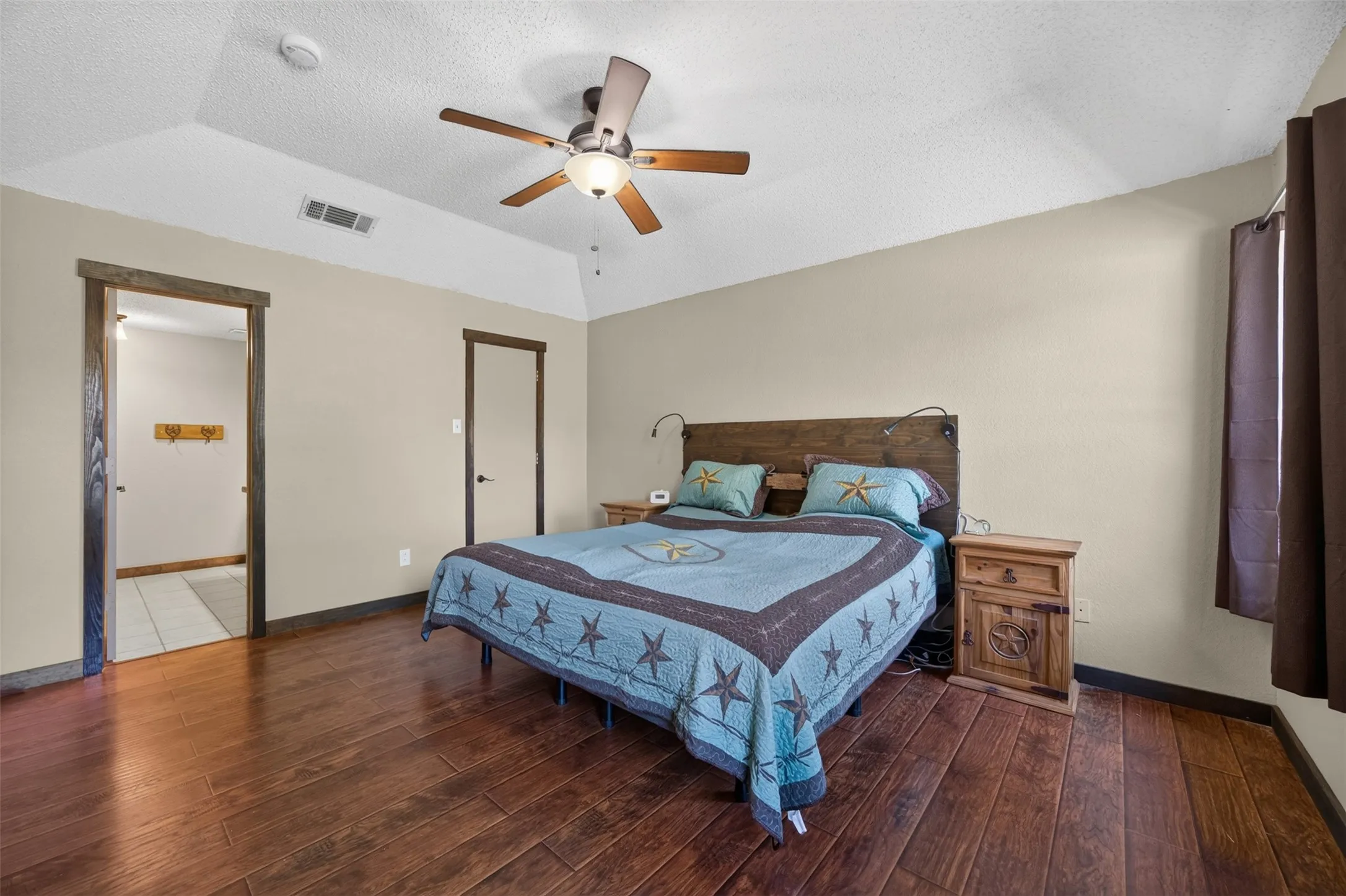 Tray ceiling with a ceiling fan light fixture, wood-finish flooring, and recessed lighting