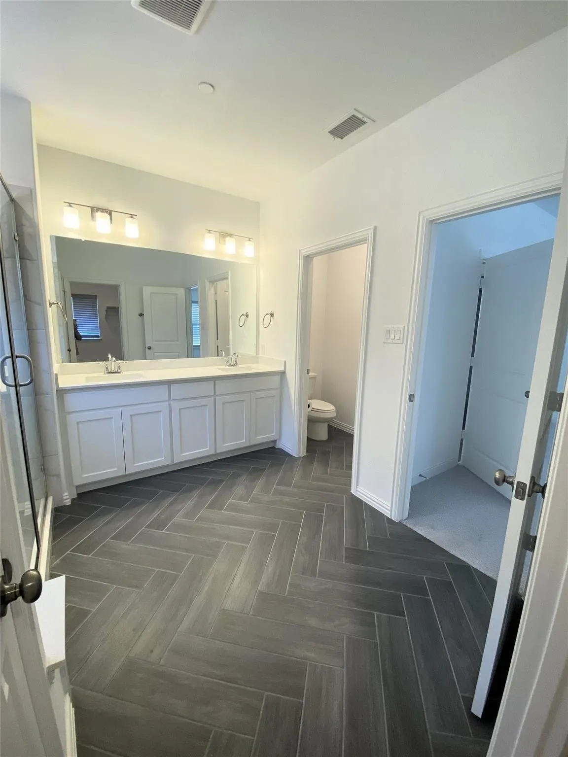 Dual Sinks in Primary Bath