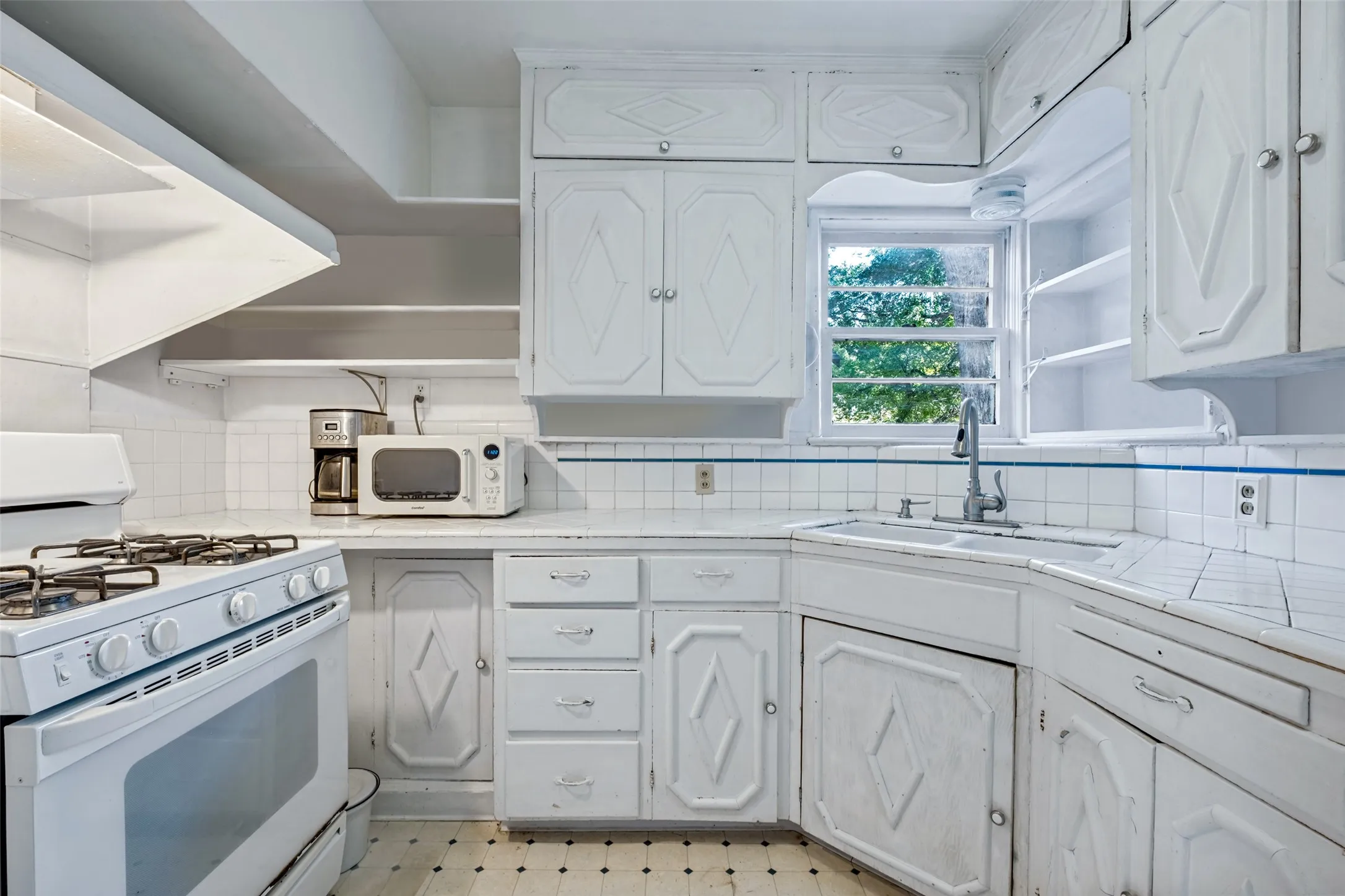 Single Family Residence For Sale in Dallas County , 422 N Montreal Avenue, Dallas, Texas 75208, 2 Bedroom, 1 Bathroom, 1 Garage spaces, 1,457 Sqft, built in 1940, mls#21389211, Real Estate Agent in Dallas, Homes For Sale in Dallas county, Homes For Sale in Dallas, Realtor in Dallas Texas, Real Estate Brokerage Independent Realty Texas, Luminita Cordes Realtor
