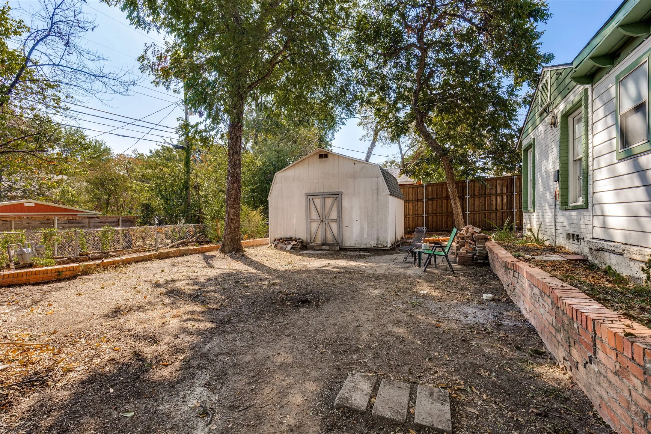 Single Family Residence For Sale in Dallas County , 422 N Montreal Avenue, Dallas, Texas 75208, 2 Bedroom, 1 Bathroom, 1 Garage spaces, 1,457 Sqft, built in 1940, mls#21389211, Real Estate Agent in Dallas, Homes For Sale in Dallas county, Homes For Sale in Dallas, Realtor in Dallas Texas, Real Estate Brokerage Independent Realty Texas, Luminita Cordes Realtor