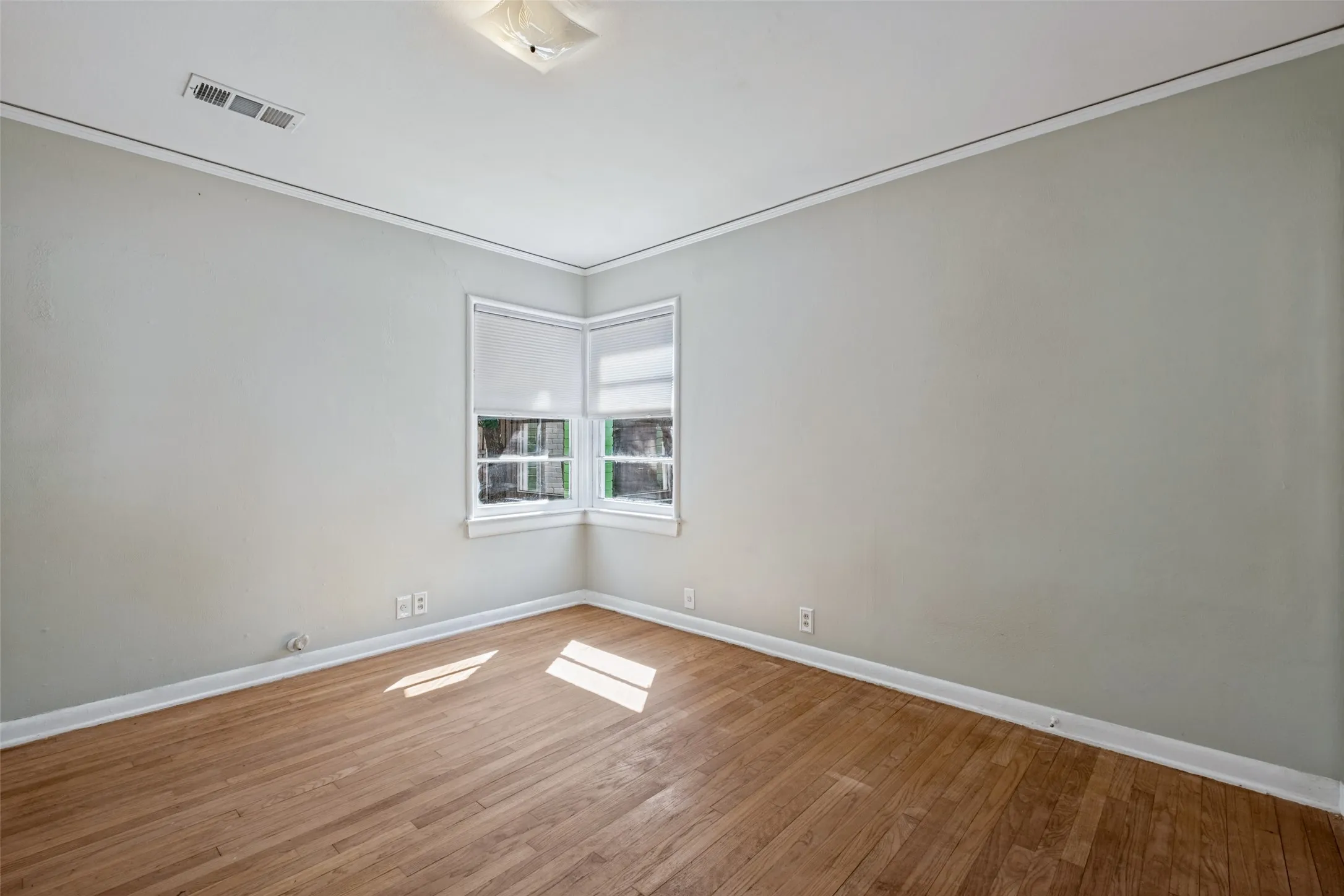 Single Family Residence For Sale in Dallas County , 422 N Montreal Avenue, Dallas, Texas 75208, 2 Bedroom, 1 Bathroom, 1 Garage spaces, 1,457 Sqft, built in 1940, mls#21389211, Real Estate Agent in Dallas, Homes For Sale in Dallas county, Homes For Sale in Dallas, Realtor in Dallas Texas, Real Estate Brokerage Independent Realty Texas, Luminita Cordes Realtor