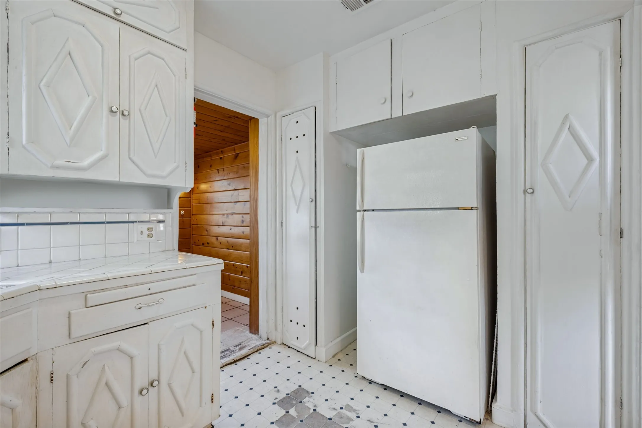 Single Family Residence For Sale in Dallas County , 422 N Montreal Avenue, Dallas, Texas 75208, 2 Bedroom, 1 Bathroom, 1 Garage spaces, 1,457 Sqft, built in 1940, mls#21389211, Real Estate Agent in Dallas, Homes For Sale in Dallas county, Homes For Sale in Dallas, Realtor in Dallas Texas, Real Estate Brokerage Independent Realty Texas, Luminita Cordes Realtor