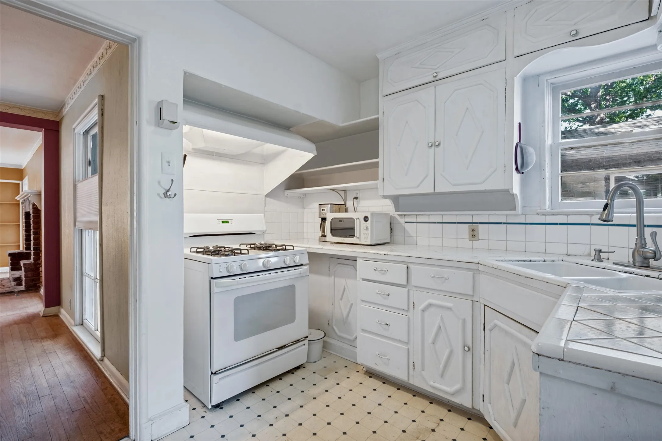 Single Family Residence For Sale in Dallas County , 422 N Montreal Avenue, Dallas, Texas 75208, 2 Bedroom, 1 Bathroom, 1 Garage spaces, 1,457 Sqft, built in 1940, mls#21389211, Real Estate Agent in Dallas, Homes For Sale in Dallas county, Homes For Sale in Dallas, Realtor in Dallas Texas, Real Estate Brokerage Independent Realty Texas, Luminita Cordes Realtor