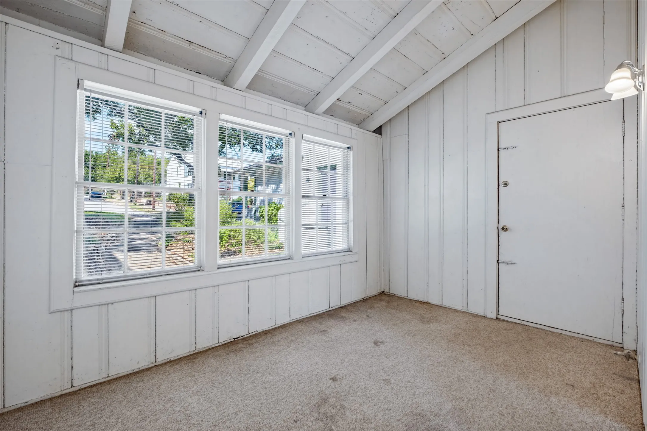 Single Family Residence For Sale in Dallas County , 422 N Montreal Avenue, Dallas, Texas 75208, 2 Bedroom, 1 Bathroom, 1 Garage spaces, 1,457 Sqft, built in 1940, mls#21389211, Real Estate Agent in Dallas, Homes For Sale in Dallas county, Homes For Sale in Dallas, Realtor in Dallas Texas, Real Estate Brokerage Independent Realty Texas, Luminita Cordes Realtor
