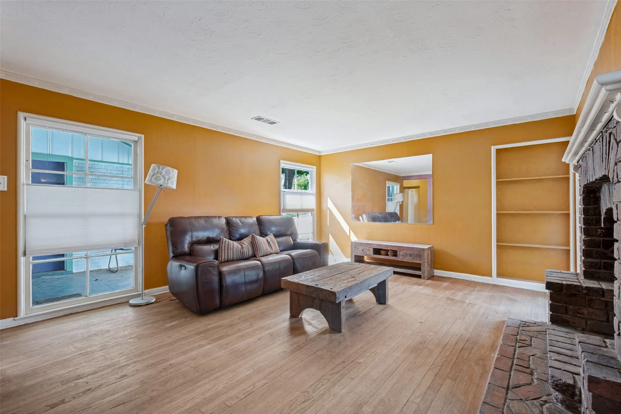 Single Family Residence For Sale in Dallas County , 422 N Montreal Avenue, Dallas, Texas 75208, 2 Bedroom, 1 Bathroom, 1 Garage spaces, 1,457 Sqft, built in 1940, mls#21389211, Real Estate Agent in Dallas, Homes For Sale in Dallas county, Homes For Sale in Dallas, Realtor in Dallas Texas, Real Estate Brokerage Independent Realty Texas, Luminita Cordes Realtor