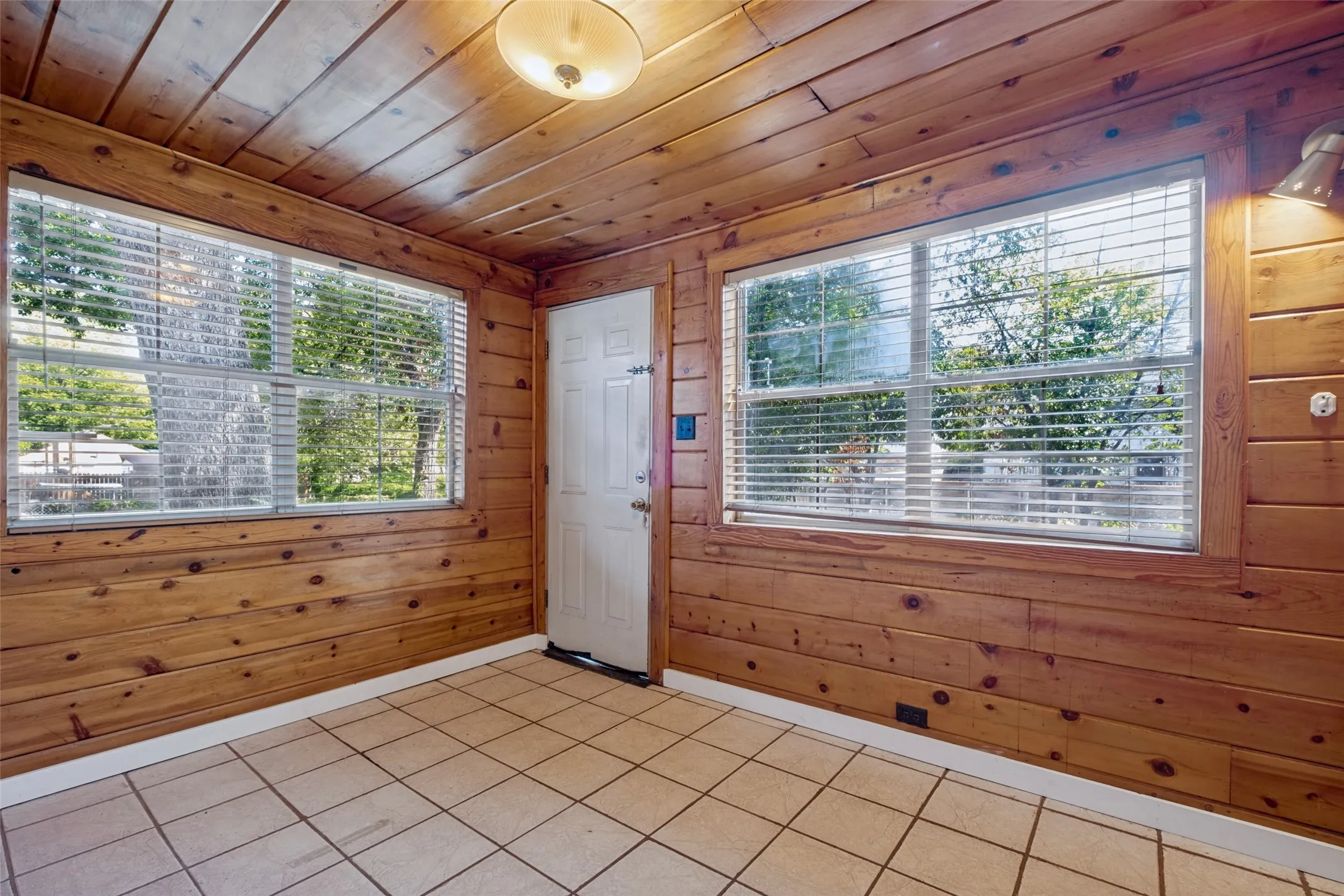 Single Family Residence For Sale in Dallas County , 422 N Montreal Avenue, Dallas, Texas 75208, 2 Bedroom, 1 Bathroom, 1 Garage spaces, 1,457 Sqft, built in 1940, mls#21389211, Real Estate Agent in Dallas, Homes For Sale in Dallas county, Homes For Sale in Dallas, Realtor in Dallas Texas, Real Estate Brokerage Independent Realty Texas, Luminita Cordes Realtor