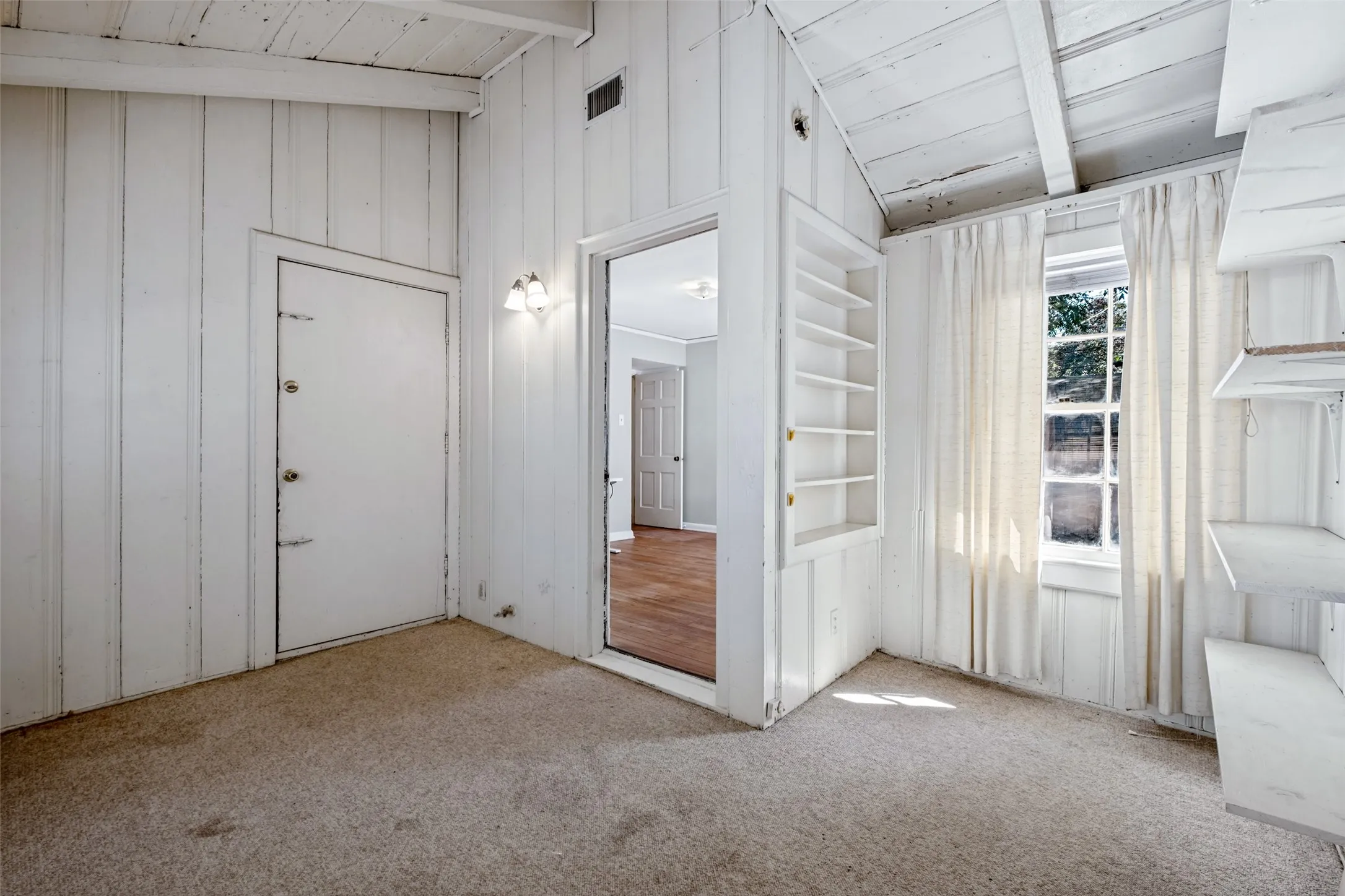 Single Family Residence For Sale in Dallas County , 422 N Montreal Avenue, Dallas, Texas 75208, 2 Bedroom, 1 Bathroom, 1 Garage spaces, 1,457 Sqft, built in 1940, mls#21389211, Real Estate Agent in Dallas, Homes For Sale in Dallas county, Homes For Sale in Dallas, Realtor in Dallas Texas, Real Estate Brokerage Independent Realty Texas, Luminita Cordes Realtor
