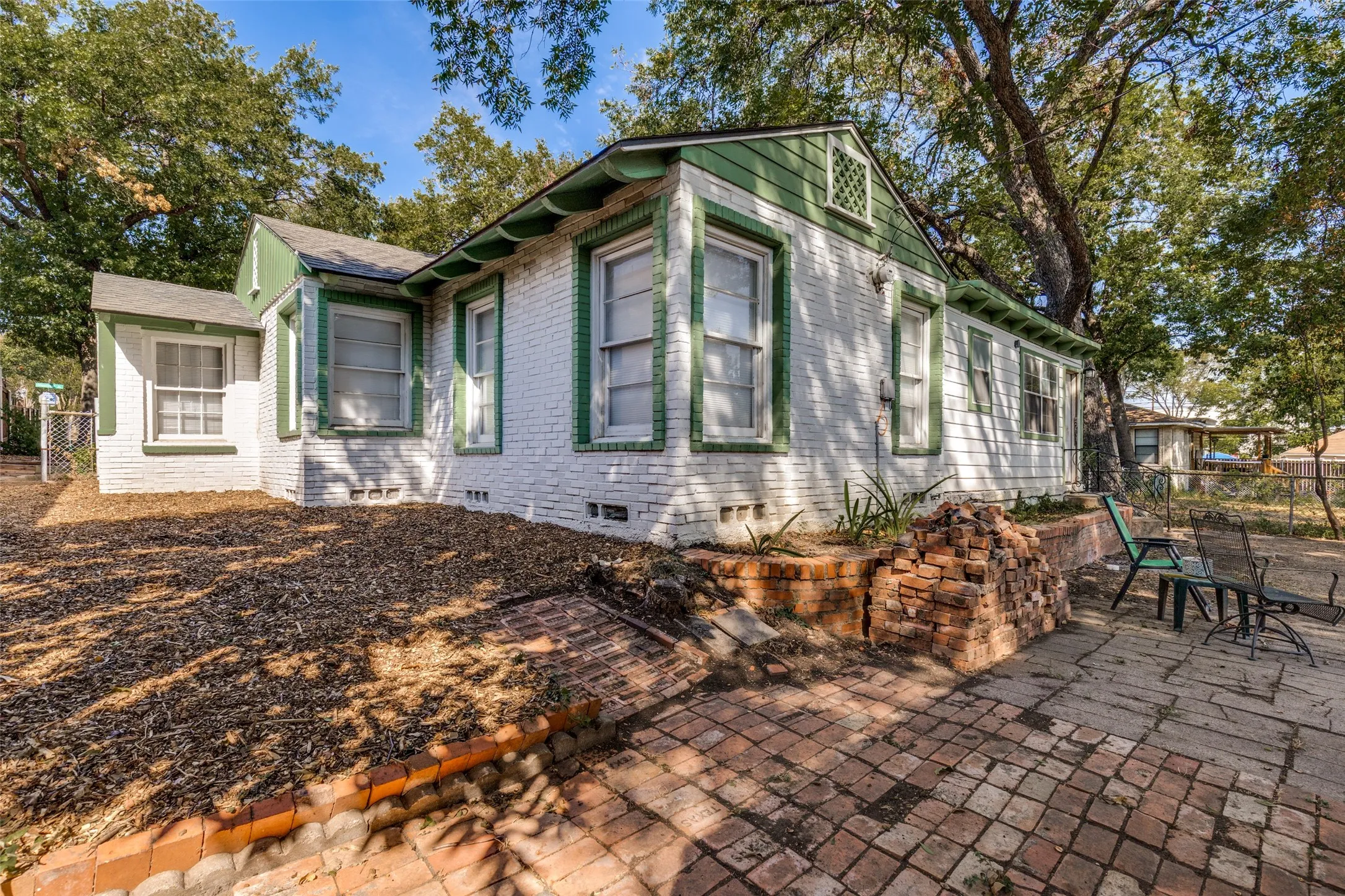 Single Family Residence For Sale in Dallas County , 422 N Montreal Avenue, Dallas, Texas 75208, 2 Bedroom, 1 Bathroom, 1 Garage spaces, 1,457 Sqft, built in 1940, mls#21389211, Real Estate Agent in Dallas, Homes For Sale in Dallas county, Homes For Sale in Dallas, Realtor in Dallas Texas, Real Estate Brokerage Independent Realty Texas, Luminita Cordes Realtor