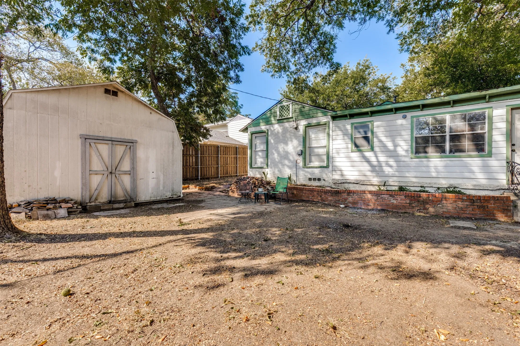Single Family Residence For Sale in Dallas County , 422 N Montreal Avenue, Dallas, Texas 75208, 2 Bedroom, 1 Bathroom, 1 Garage spaces, 1,457 Sqft, built in 1940, mls#21389211, Real Estate Agent in Dallas, Homes For Sale in Dallas county, Homes For Sale in Dallas, Realtor in Dallas Texas, Real Estate Brokerage Independent Realty Texas, Luminita Cordes Realtor