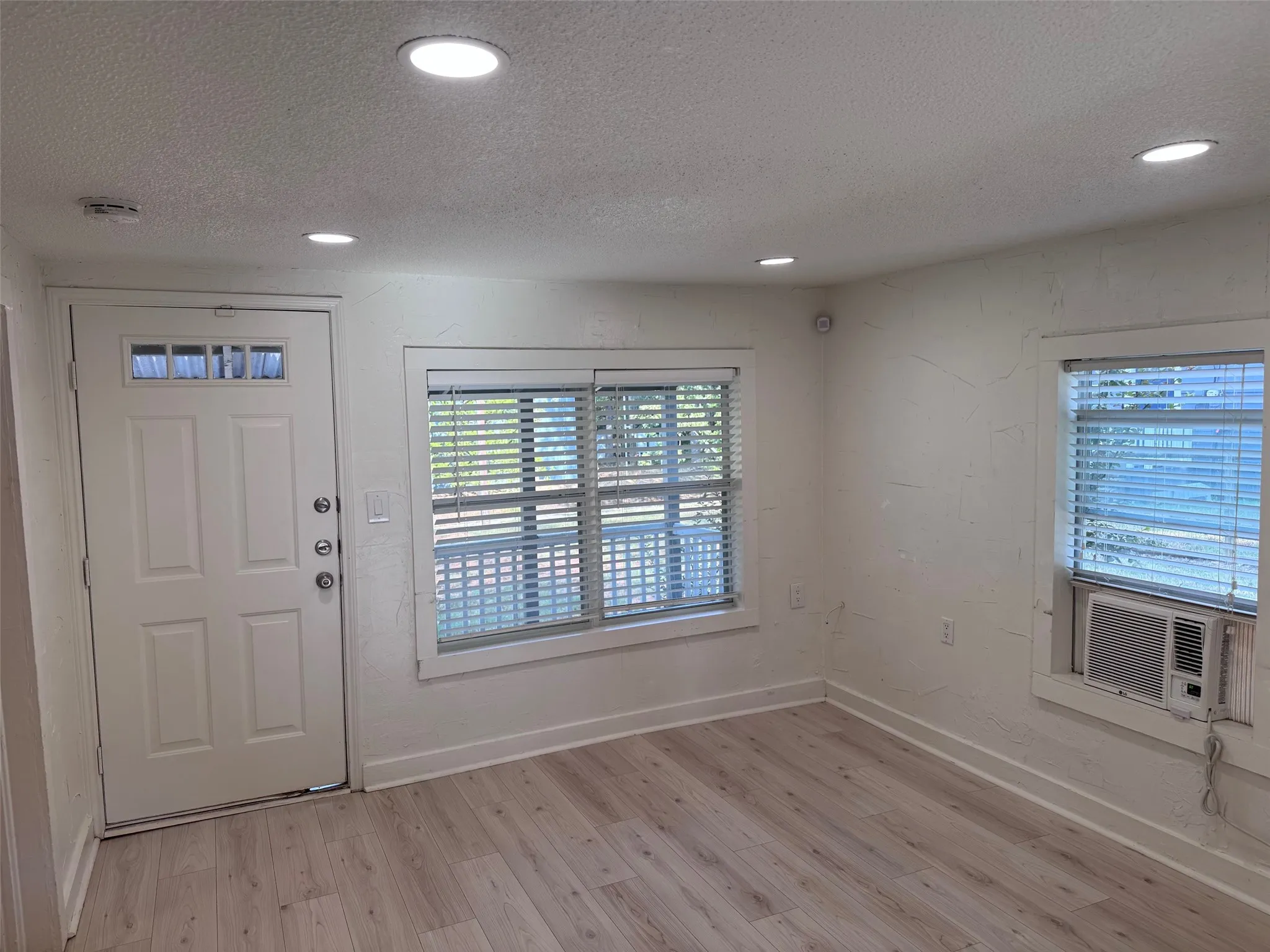 Single Family Residence For Rent in Grayson County , 331 Frosty Hollow Road, Denison, Texas 75021, 2 Bedroom, 1 Bathroom, Garage spaces, 700 Sqft, built in 1945, mls#21391510, Real Estate Agent in Denison, Homes For Rent in Grayson county, Homes For Rent in Denison, Realtor in Denison Texas, Real Estate Brokerage Independent Realty Texas, Luminita Cordes Realtor