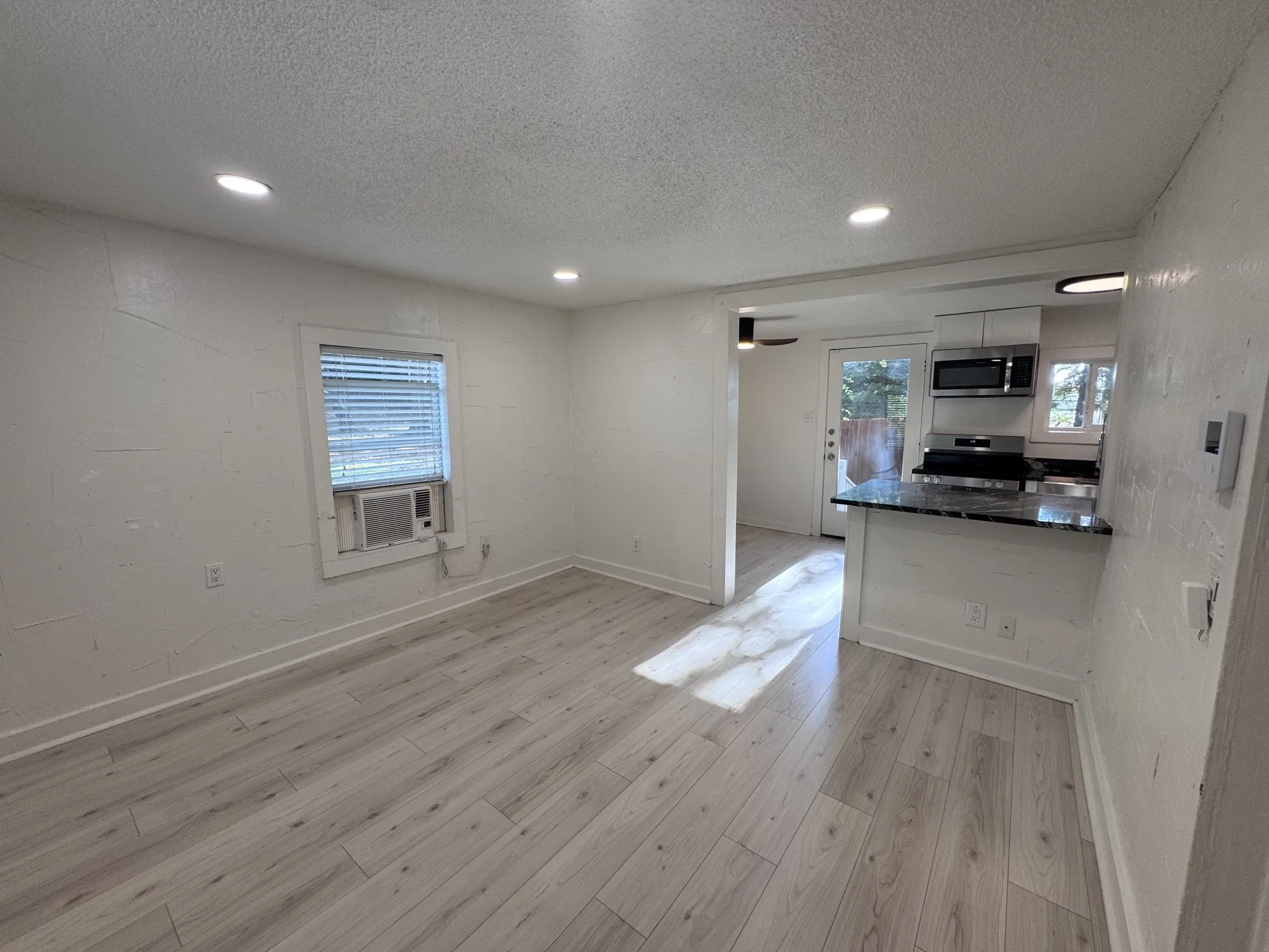 Single Family Residence For Rent in Grayson County , 331 Frosty Hollow Road, Denison, Texas 75021, 2 Bedroom, 1 Bathroom, Garage spaces, 700 Sqft, built in 1945, mls#21391510, Real Estate Agent in Denison, Homes For Rent in Grayson county, Homes For Rent in Denison, Realtor in Denison Texas, Real Estate Brokerage Independent Realty Texas, Luminita Cordes Realtor