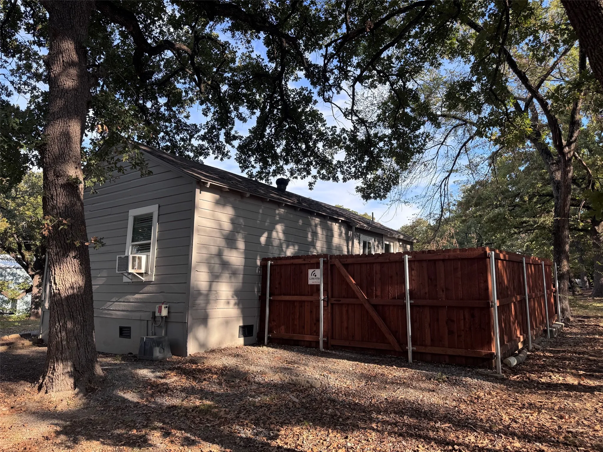 Single Family Residence For Rent in Grayson County , 331 Frosty Hollow Road, Denison, Texas 75021, 2 Bedroom, 1 Bathroom, Garage spaces, 700 Sqft, built in 1945, mls#21391510, Real Estate Agent in Denison, Homes For Rent in Grayson county, Homes For Rent in Denison, Realtor in Denison Texas, Real Estate Brokerage Independent Realty Texas, Luminita Cordes Realtor