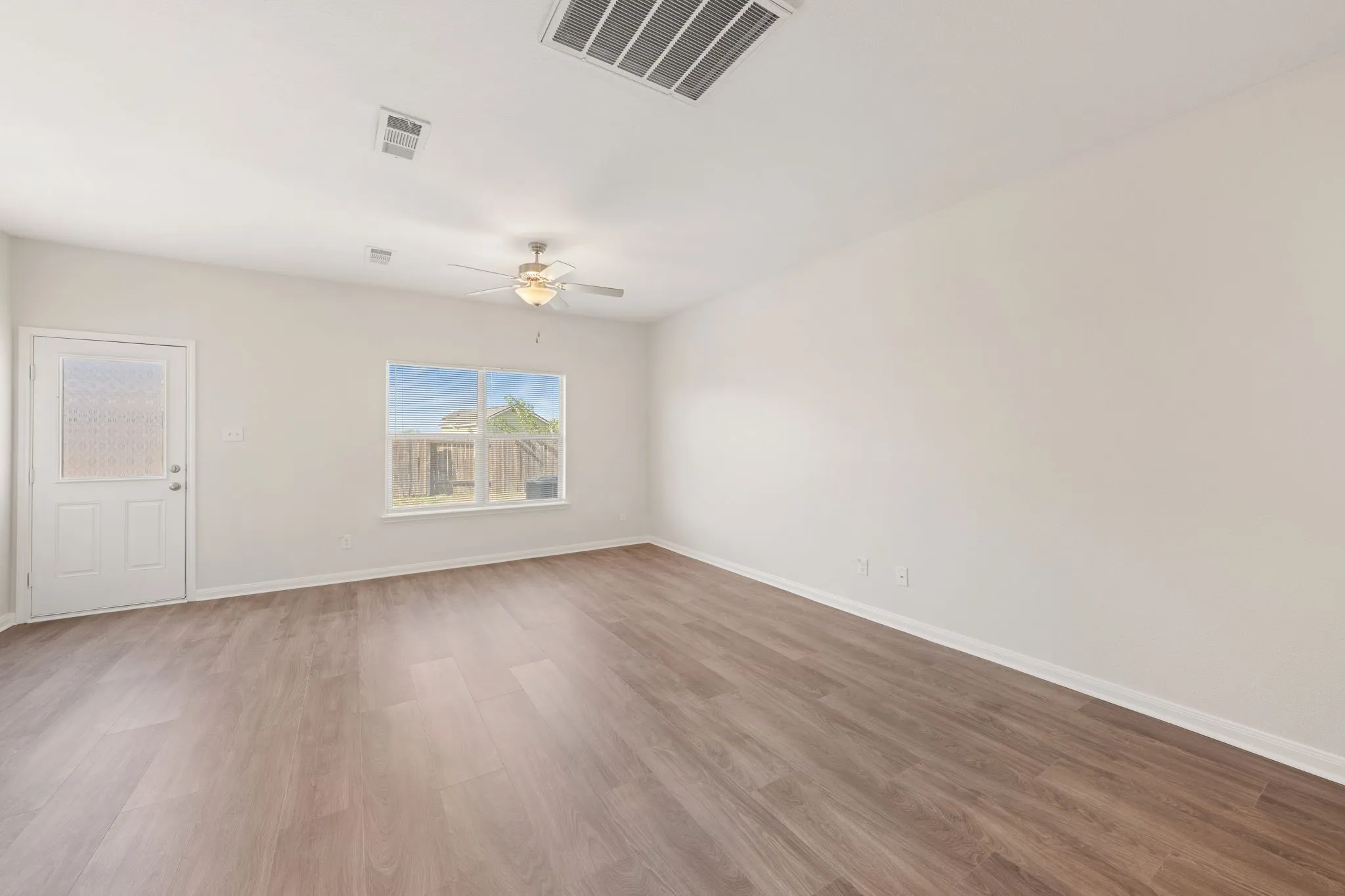 Single Family Residence For Sale in Ellis County , 101 Austin Avenue, Venus, Texas 76084, 5 Bedroom, 3 Bathroom, 2 Garage spaces, 2,587 Sqft, built in 2020, mls#21398109, Real Estate Agent in Venus, Homes For Sale in Ellis county, Homes For Sale in Venus, Realtor in Venus Texas, Real Estate Brokerage Independent Realty Texas, Luminita Cordes Realtor