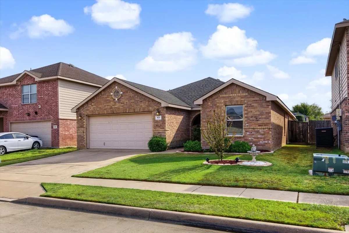 Single Family Residence For Sale in Tarrant County , 821 Green Heath Avenue, Fort Worth, Texas 76120, 3 Bedroom, 2 Bathroom, 2 Garage spaces, 1,840 Sqft, built in 2009, mls#21396153, Real Estate Agent in Fort Worth, Homes For Sale in Tarrant county, Homes For Sale in Fort Worth, Realtor in Fort Worth Texas, Real Estate Brokerage Independent Realty Texas, Luminita Cordes Realtor