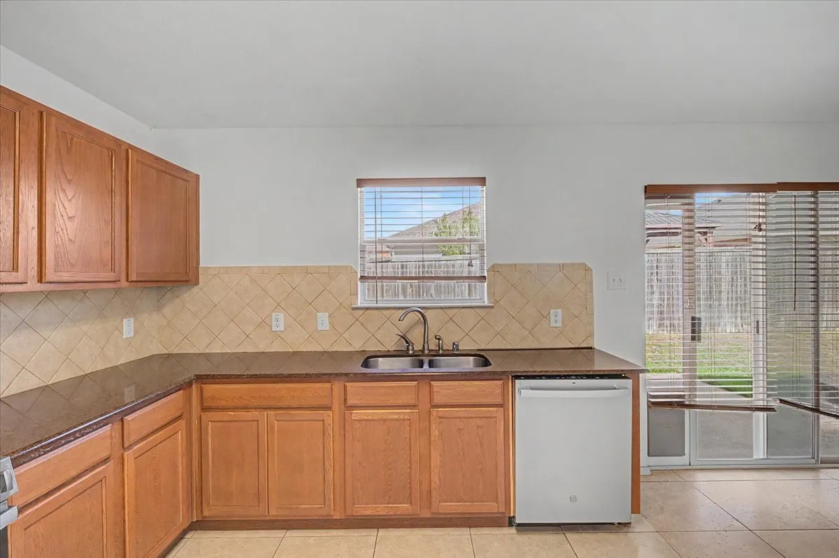 Single Family Residence For Sale in Tarrant County , 821 Green Heath Avenue, Fort Worth, Texas 76120, 3 Bedroom, 2 Bathroom, 2 Garage spaces, 1,840 Sqft, built in 2009, mls#21396153, Real Estate Agent in Fort Worth, Homes For Sale in Tarrant county, Homes For Sale in Fort Worth, Realtor in Fort Worth Texas, Real Estate Brokerage Independent Realty Texas, Luminita Cordes Realtor