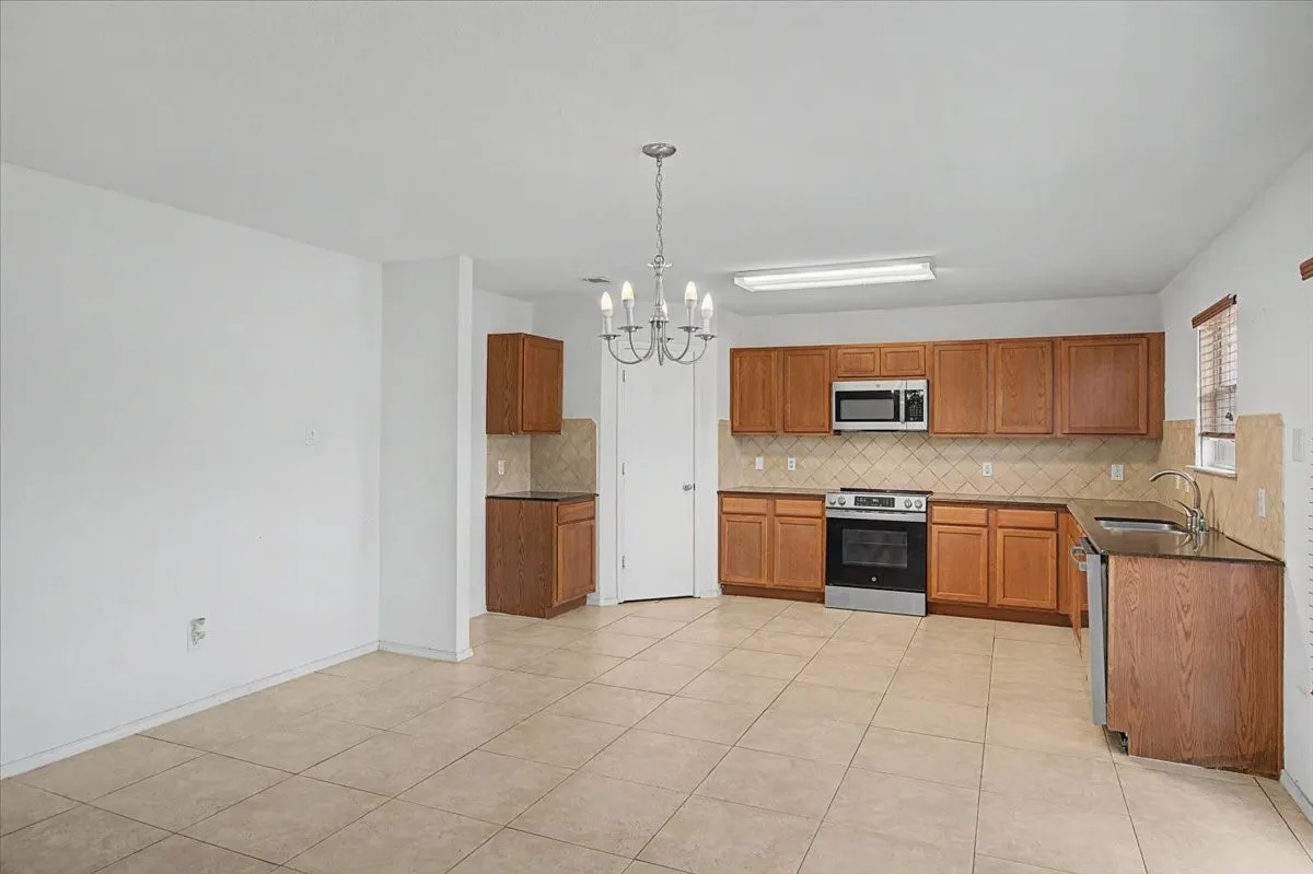 Single Family Residence For Sale in Tarrant County , 821 Green Heath Avenue, Fort Worth, Texas 76120, 3 Bedroom, 2 Bathroom, 2 Garage spaces, 1,840 Sqft, built in 2009, mls#21396153, Real Estate Agent in Fort Worth, Homes For Sale in Tarrant county, Homes For Sale in Fort Worth, Realtor in Fort Worth Texas, Real Estate Brokerage Independent Realty Texas, Luminita Cordes Realtor