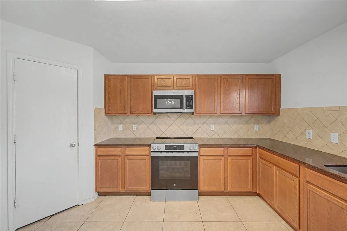 Single Family Residence For Sale in Tarrant County , 821 Green Heath Avenue, Fort Worth, Texas 76120, 3 Bedroom, 2 Bathroom, 2 Garage spaces, 1,840 Sqft, built in 2009, mls#21396153, Real Estate Agent in Fort Worth, Homes For Sale in Tarrant county, Homes For Sale in Fort Worth, Realtor in Fort Worth Texas, Real Estate Brokerage Independent Realty Texas, Luminita Cordes Realtor