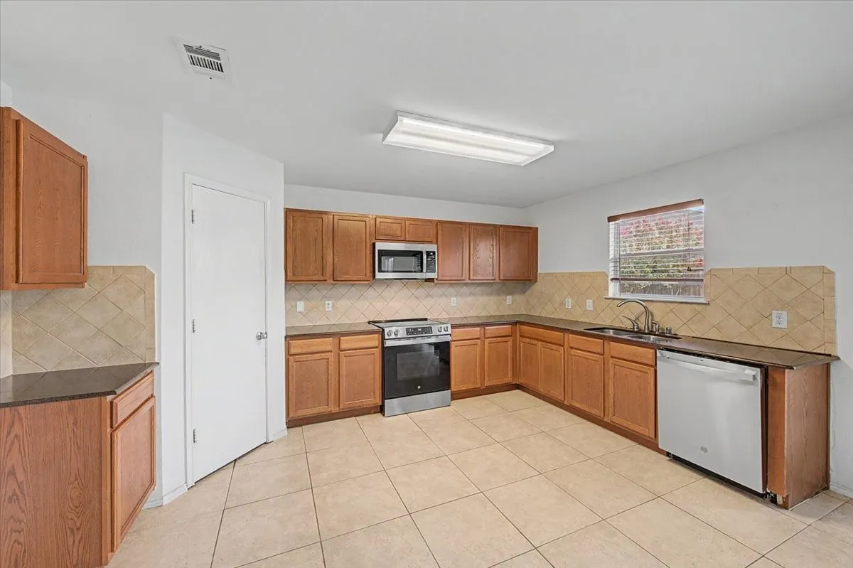 Single Family Residence For Sale in Tarrant County , 821 Green Heath Avenue, Fort Worth, Texas 76120, 3 Bedroom, 2 Bathroom, 2 Garage spaces, 1,840 Sqft, built in 2009, mls#21396153, Real Estate Agent in Fort Worth, Homes For Sale in Tarrant county, Homes For Sale in Fort Worth, Realtor in Fort Worth Texas, Real Estate Brokerage Independent Realty Texas, Luminita Cordes Realtor