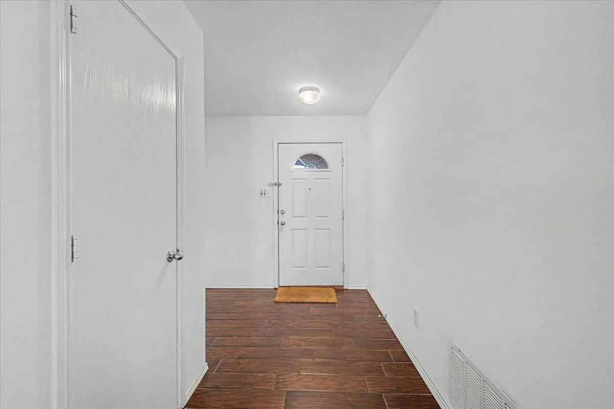 Single Family Residence For Sale in Tarrant County , 821 Green Heath Avenue, Fort Worth, Texas 76120, 3 Bedroom, 2 Bathroom, 2 Garage spaces, 1,840 Sqft, built in 2009, mls#21396153, Real Estate Agent in Fort Worth, Homes For Sale in Tarrant county, Homes For Sale in Fort Worth, Realtor in Fort Worth Texas, Real Estate Brokerage Independent Realty Texas, Luminita Cordes Realtor