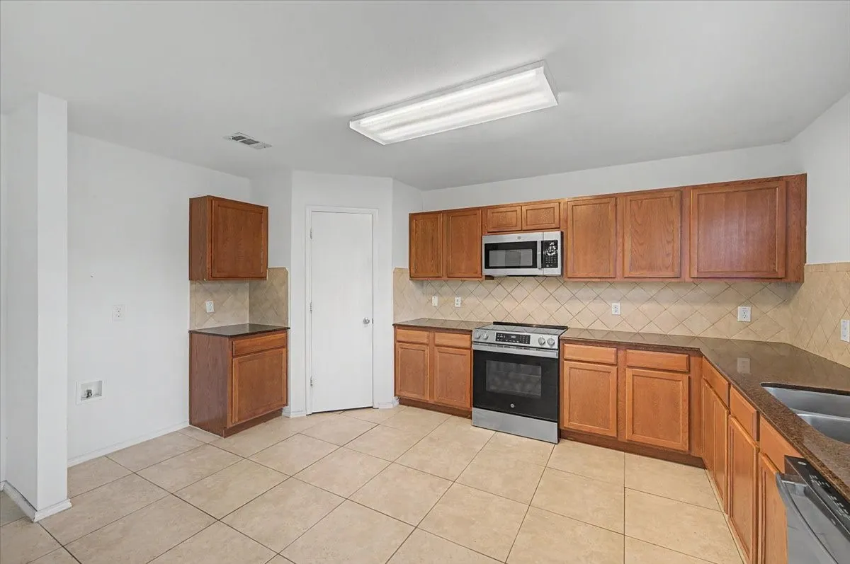 Single Family Residence For Sale in Tarrant County , 821 Green Heath Avenue, Fort Worth, Texas 76120, 3 Bedroom, 2 Bathroom, 2 Garage spaces, 1,840 Sqft, built in 2009, mls#21396153, Real Estate Agent in Fort Worth, Homes For Sale in Tarrant county, Homes For Sale in Fort Worth, Realtor in Fort Worth Texas, Real Estate Brokerage Independent Realty Texas, Luminita Cordes Realtor