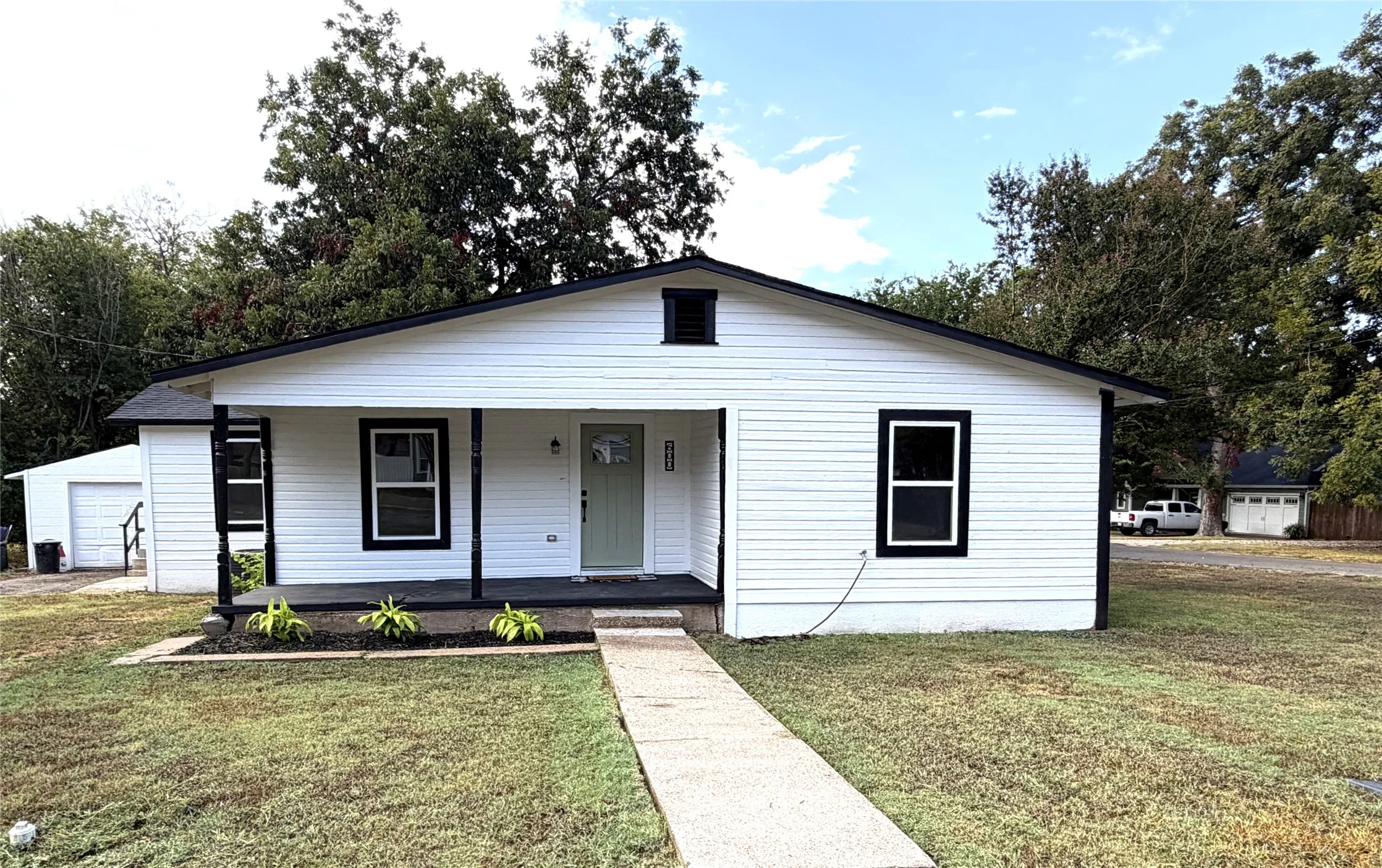 Single Family Residence For Sale in Johnson County , 600 Scurlock Street, Grandview, Texas 76050, 4 Bedroom, 2 Bathroom, 1 Garage spaces, 1,422 Sqft, built in 1950, mls#21397754, Real Estate Agent in Grandview, Homes For Sale in Johnson county, Homes For Sale in Grandview, Realtor in Grandview Texas, Real Estate Brokerage Independent Realty Texas, Luminita Cordes Realtor