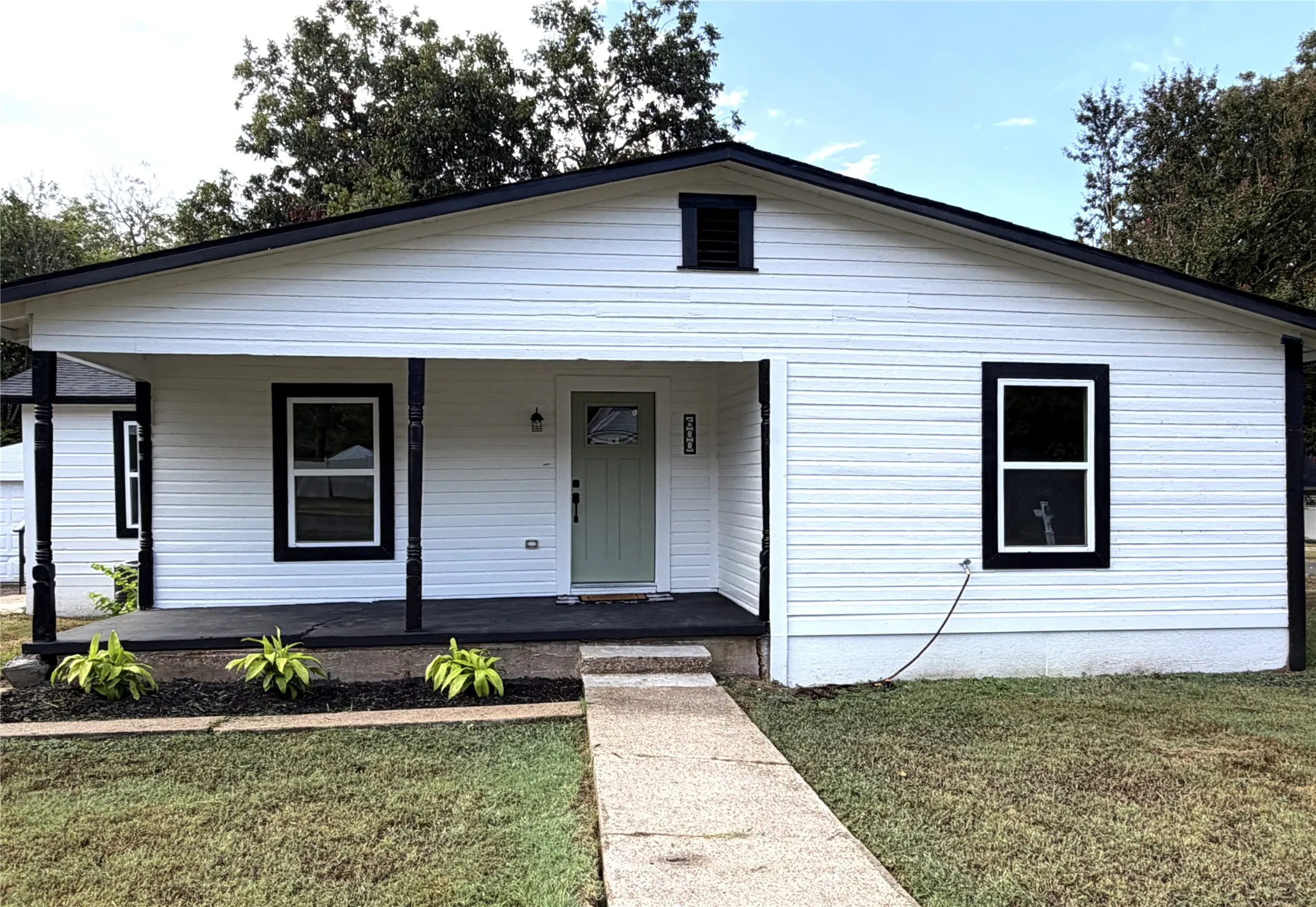 Single Family Residence For Sale in Johnson County , 600 Scurlock Street, Grandview, Texas 76050, 4 Bedroom, 2 Bathroom, 1 Garage spaces, 1,422 Sqft, built in 1950, mls#21397754, Real Estate Agent in Grandview, Homes For Sale in Johnson county, Homes For Sale in Grandview, Realtor in Grandview Texas, Real Estate Brokerage Independent Realty Texas, Luminita Cordes Realtor