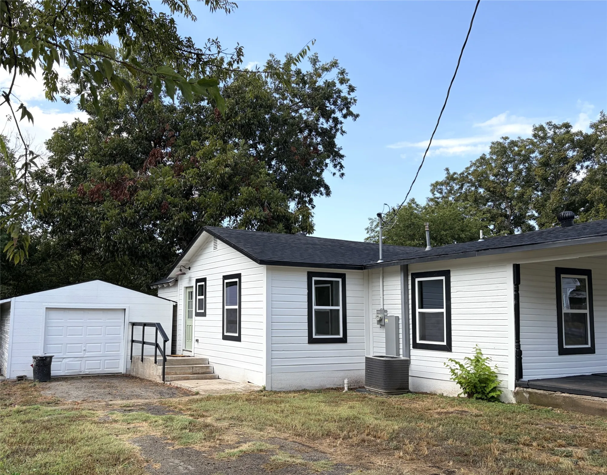 Single Family Residence For Sale in Johnson County , 600 Scurlock Street, Grandview, Texas 76050, 4 Bedroom, 2 Bathroom, 1 Garage spaces, 1,422 Sqft, built in 1950, mls#21397754, Real Estate Agent in Grandview, Homes For Sale in Johnson county, Homes For Sale in Grandview, Realtor in Grandview Texas, Real Estate Brokerage Independent Realty Texas, Luminita Cordes Realtor