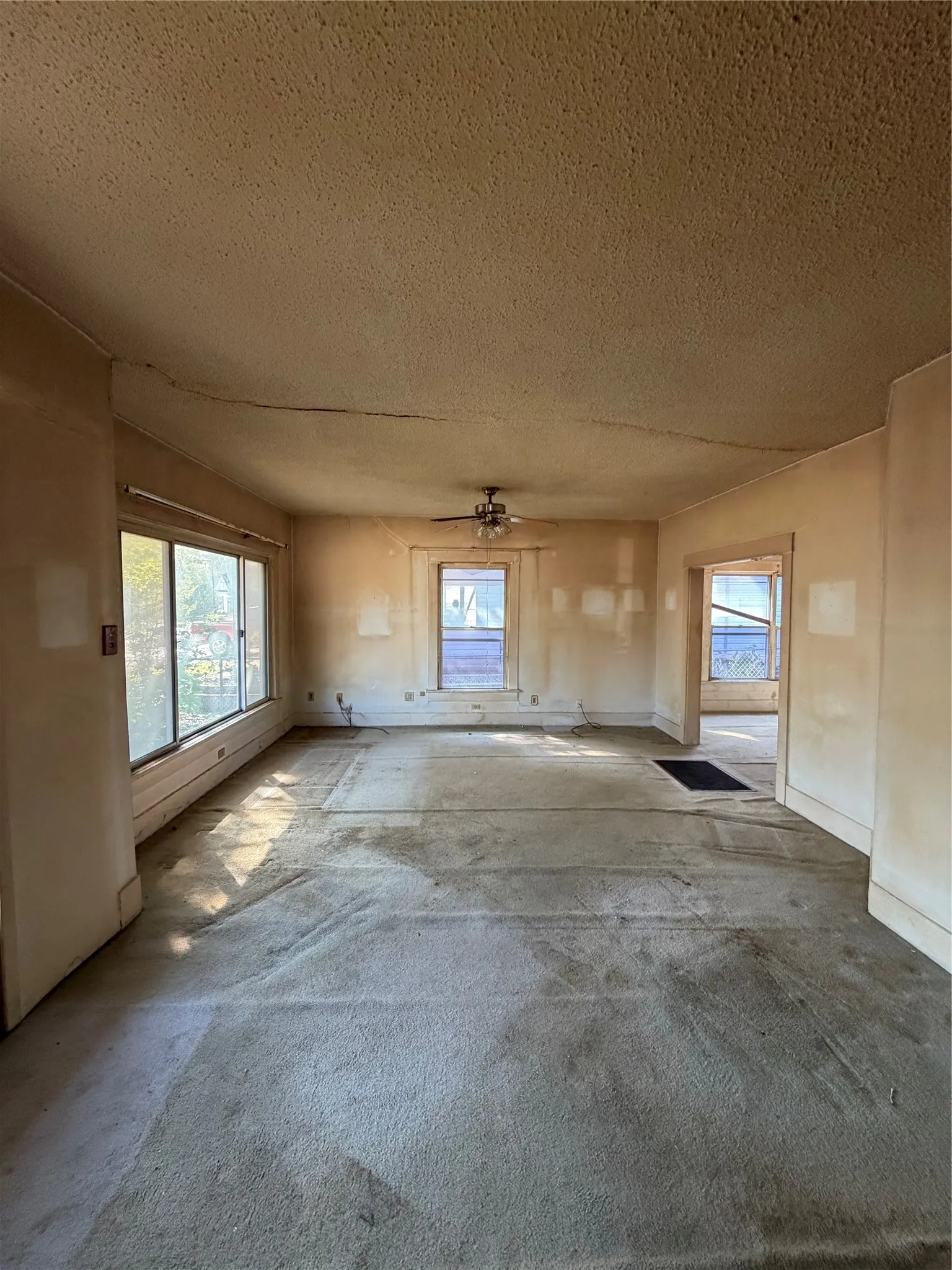 Single Family Residence For Sale in Grayson County , 619 W Owing Street, Denison, Texas 75020, 3 Bedroom, 2 Bathroom, Garage spaces, 1,438 Sqft, built in 1930, mls#21397455, Real Estate Agent in Denison, Homes For Sale in Grayson county, Homes For Sale in Denison, Realtor in Denison Texas, Real Estate Brokerage Independent Realty Texas, Luminita Cordes Realtor