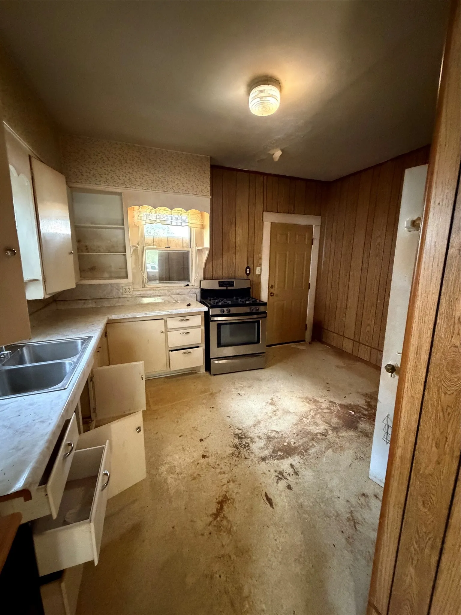 Single Family Residence For Sale in Grayson County , 619 W Owing Street, Denison, Texas 75020, 3 Bedroom, 2 Bathroom, Garage spaces, 1,438 Sqft, built in 1930, mls#21397455, Real Estate Agent in Denison, Homes For Sale in Grayson county, Homes For Sale in Denison, Realtor in Denison Texas, Real Estate Brokerage Independent Realty Texas, Luminita Cordes Realtor