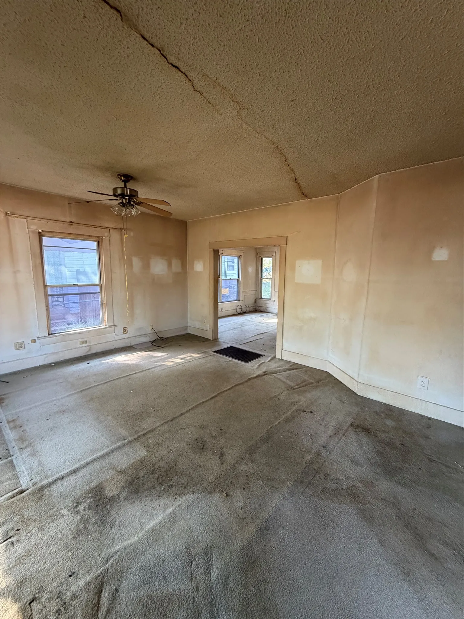 Single Family Residence For Sale in Grayson County , 619 W Owing Street, Denison, Texas 75020, 3 Bedroom, 2 Bathroom, Garage spaces, 1,438 Sqft, built in 1930, mls#21397455, Real Estate Agent in Denison, Homes For Sale in Grayson county, Homes For Sale in Denison, Realtor in Denison Texas, Real Estate Brokerage Independent Realty Texas, Luminita Cordes Realtor