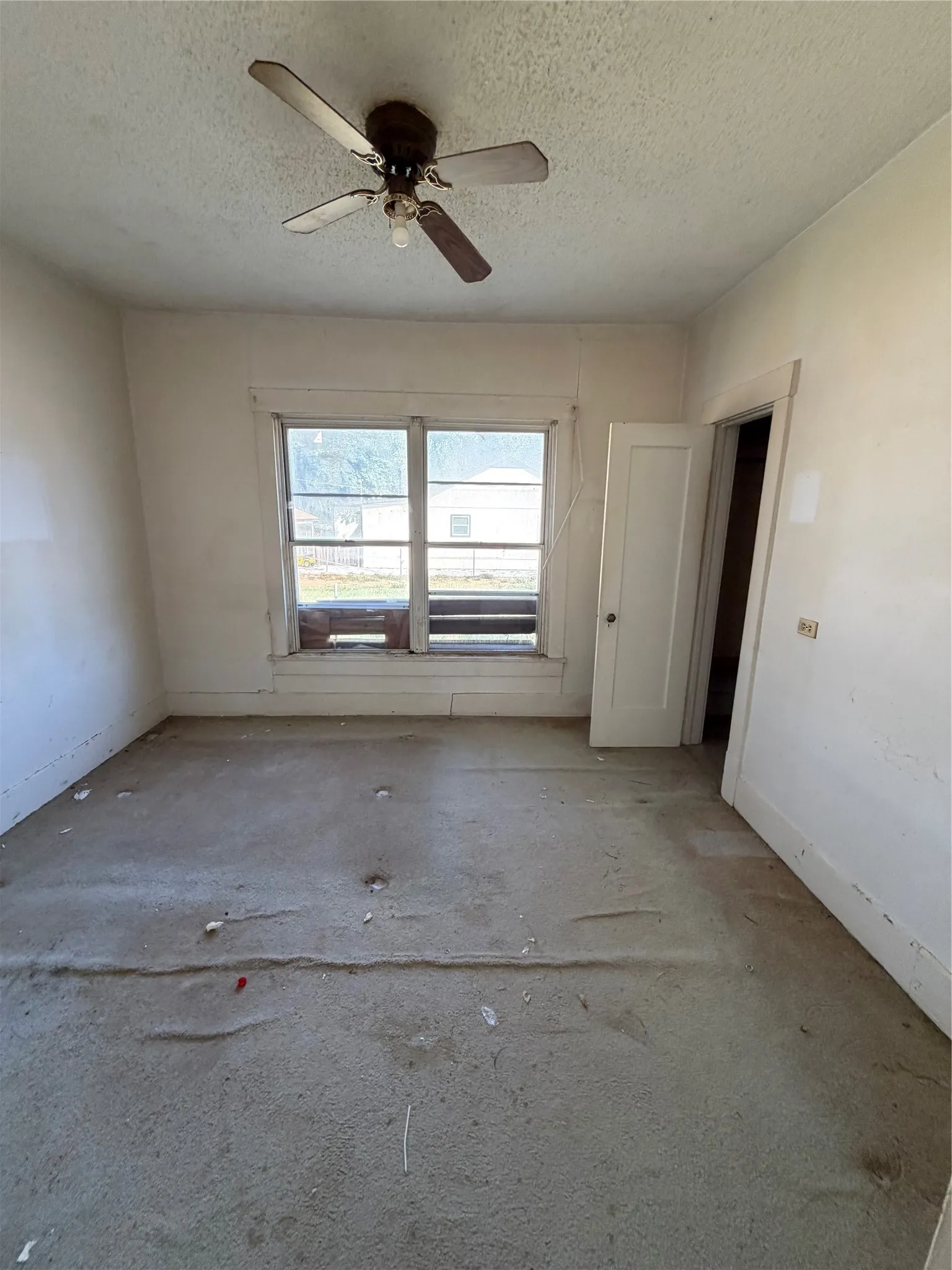 Single Family Residence For Sale in Grayson County , 619 W Owing Street, Denison, Texas 75020, 3 Bedroom, 2 Bathroom, Garage spaces, 1,438 Sqft, built in 1930, mls#21397455, Real Estate Agent in Denison, Homes For Sale in Grayson county, Homes For Sale in Denison, Realtor in Denison Texas, Real Estate Brokerage Independent Realty Texas, Luminita Cordes Realtor