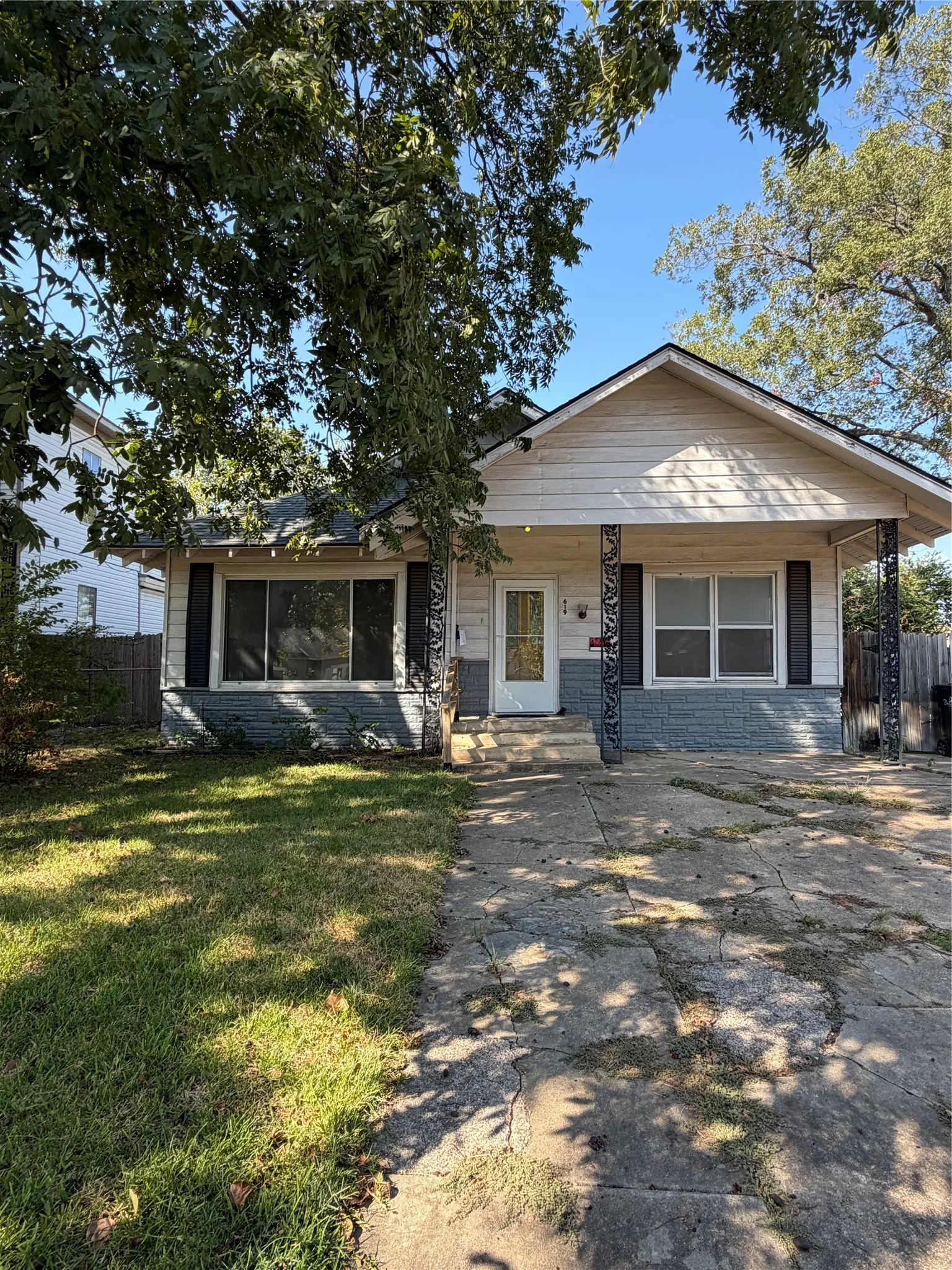 Single Family Residence For Sale in Grayson County , 619 W Owing Street, Denison, Texas 75020, 3 Bedroom, 2 Bathroom, Garage spaces, 1,438 Sqft, built in 1930, mls#21397455, Real Estate Agent in Denison, Homes For Sale in Grayson county, Homes For Sale in Denison, Realtor in Denison Texas, Real Estate Brokerage Independent Realty Texas, Luminita Cordes Realtor