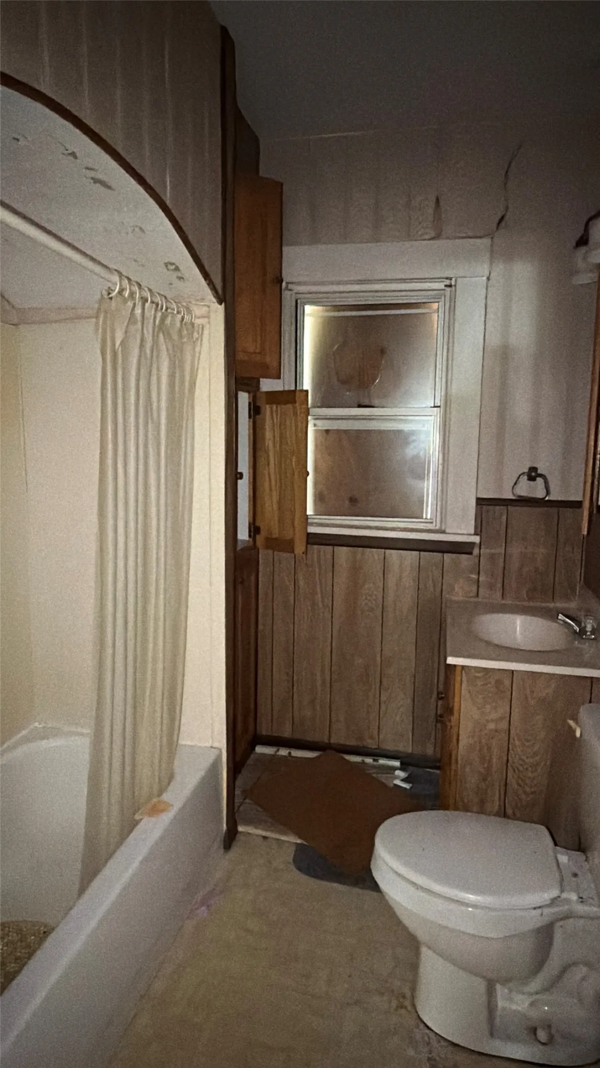 Single Family Residence For Sale in Grayson County , 619 W Owing Street, Denison, Texas 75020, 3 Bedroom, 2 Bathroom, Garage spaces, 1,438 Sqft, built in 1930, mls#21397455, Real Estate Agent in Denison, Homes For Sale in Grayson county, Homes For Sale in Denison, Realtor in Denison Texas, Real Estate Brokerage Independent Realty Texas, Luminita Cordes Realtor
