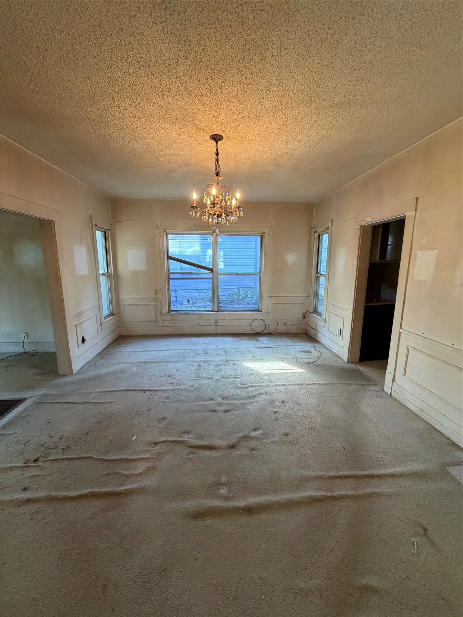 Single Family Residence For Sale in Grayson County , 619 W Owing Street, Denison, Texas 75020, 3 Bedroom, 2 Bathroom, Garage spaces, 1,438 Sqft, built in 1930, mls#21397455, Real Estate Agent in Denison, Homes For Sale in Grayson county, Homes For Sale in Denison, Realtor in Denison Texas, Real Estate Brokerage Independent Realty Texas, Luminita Cordes Realtor