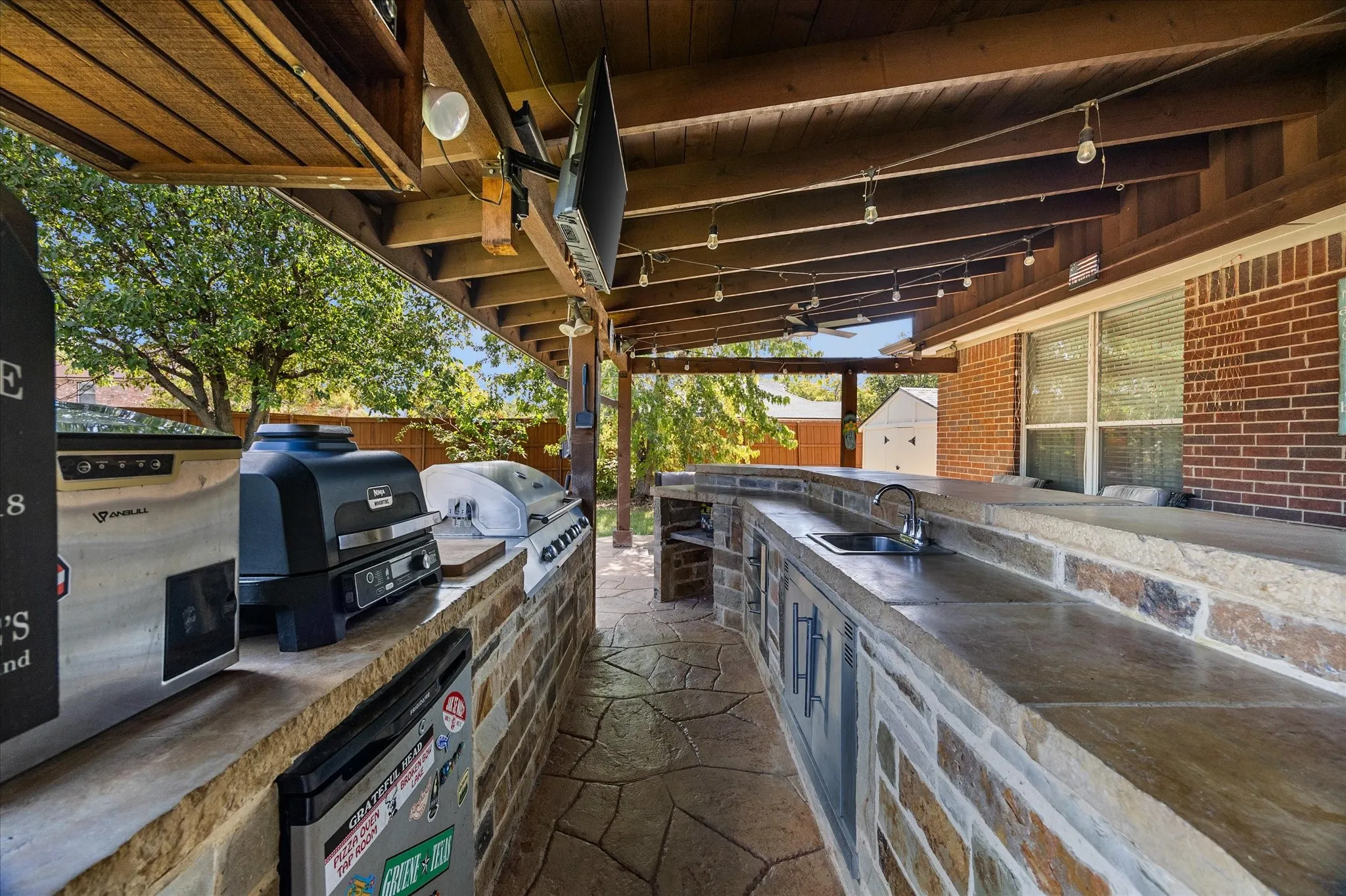 Your outdoor chef will love this space!